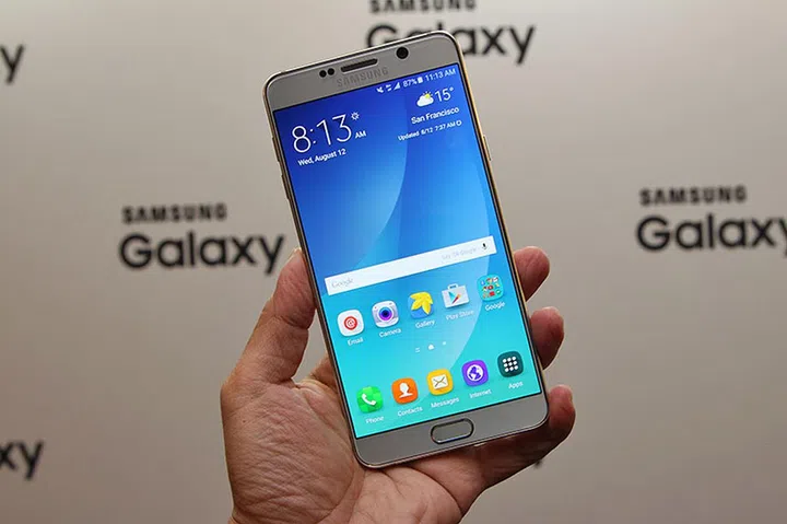 Over 70 Samsung Galaxy Note 5 users in our forums reported that their devices had difficulties "waking up". 