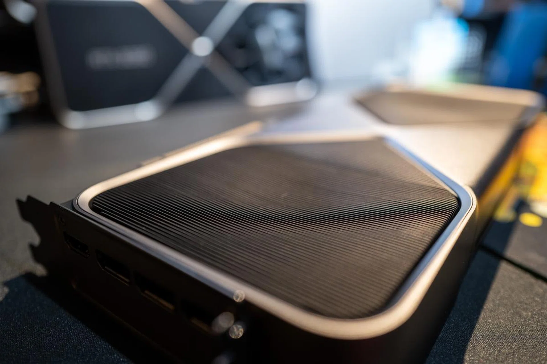 The heatsink fins features a very subtle, but very nice, concave design. (Image: HWZ)