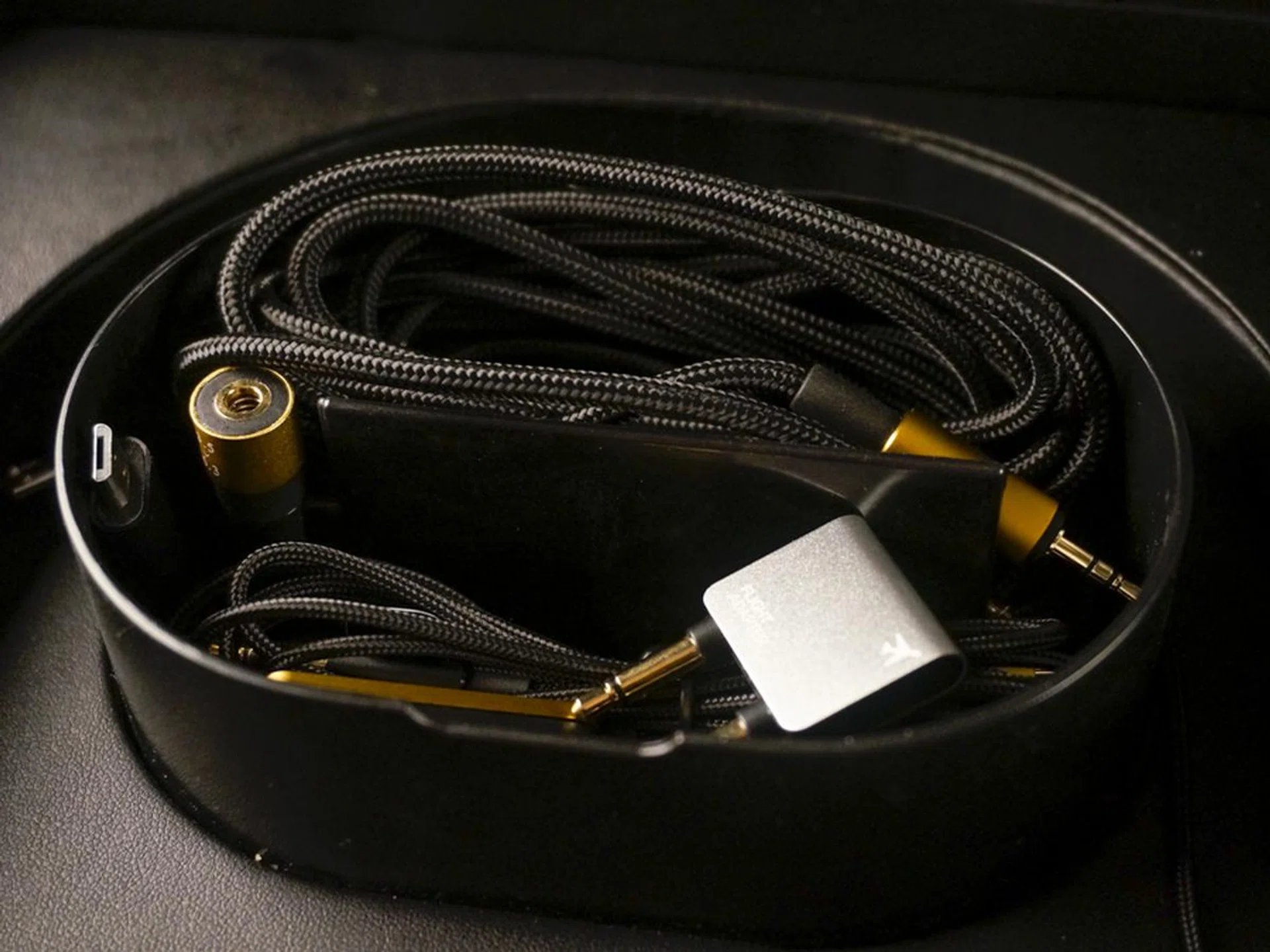 You get a full set of cables with the N90Q.