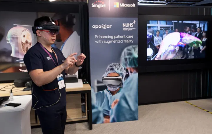 Dr Gao Yujia, Consultant Surgeon and Assistant Group CTO, National University Health System, demonstrating how doctors from NUHS can streamline the planning of surgical operations, improve patient education and safety, and create a more intuitive and immersive environment for surgical training and research with Singtel 5G and edge compute. Image source: Singtel. 