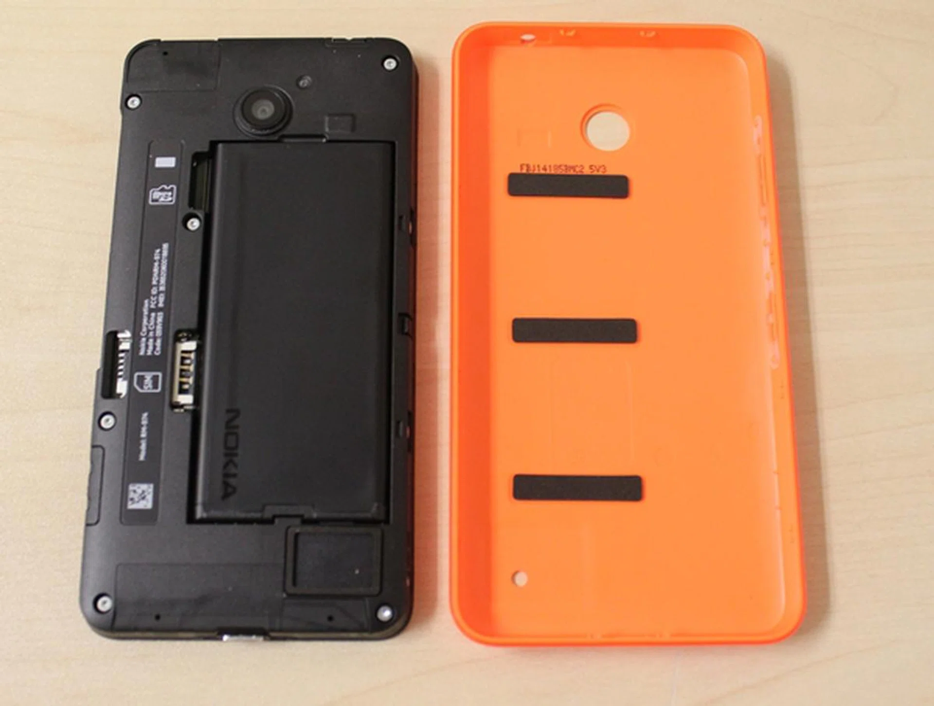 You have to remove the 1,830mAh battery - the smallest in this comparision - to access the micro-SIM and microSD memory card slots.
