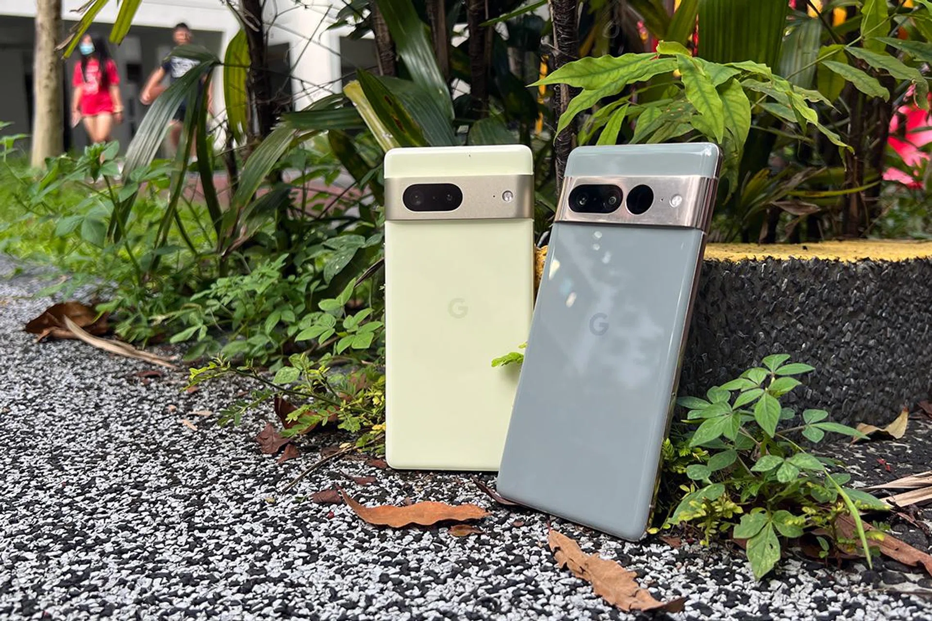 Google Pixel 7 (Lemongrass, Left) and Google Pixel 7 Pro (Hazel, right).