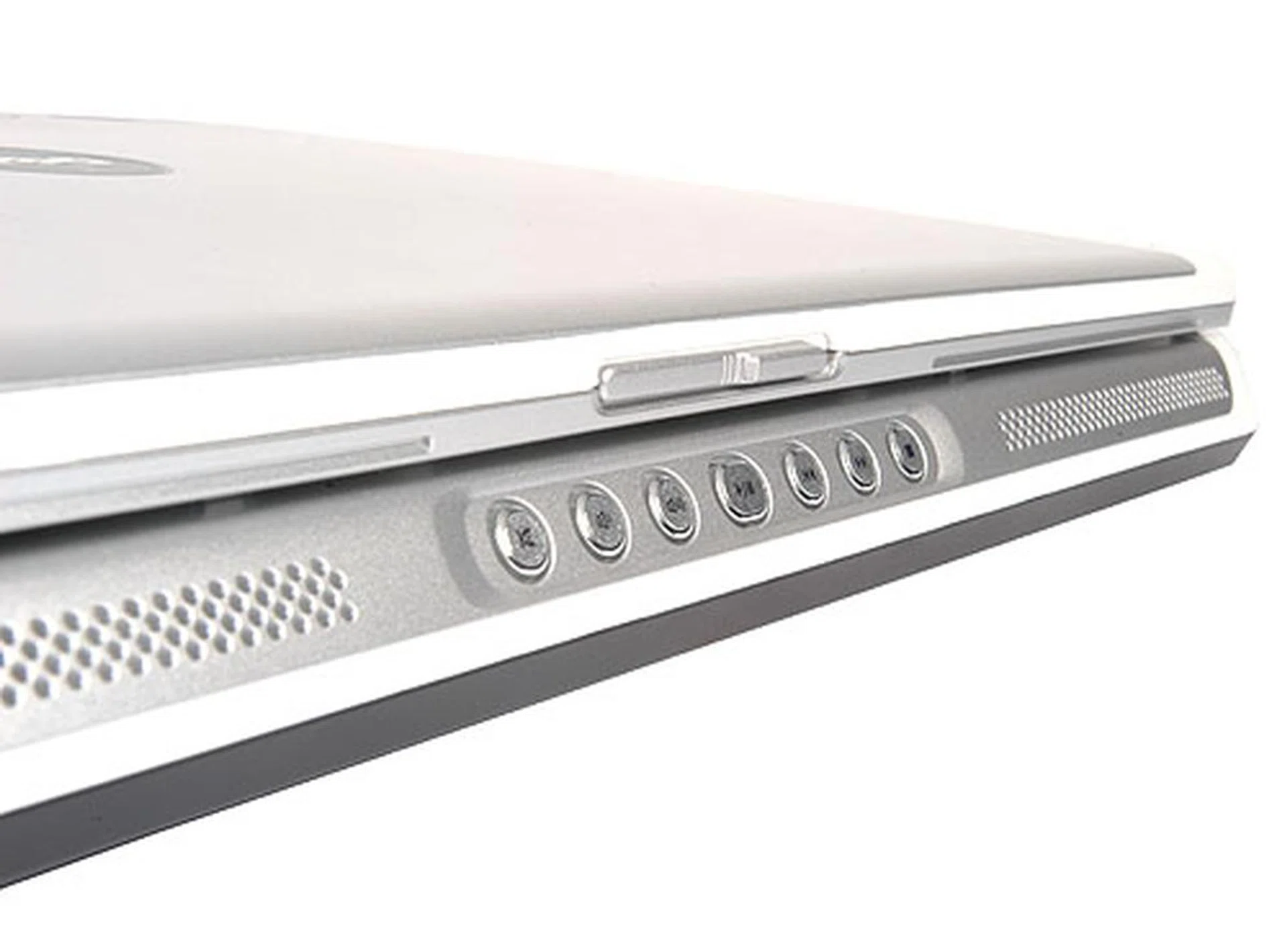 Similar to its predecessor, the Dell Inspiron 6000, a row of multimedia buttons can be found along the front bezel of the notebook.