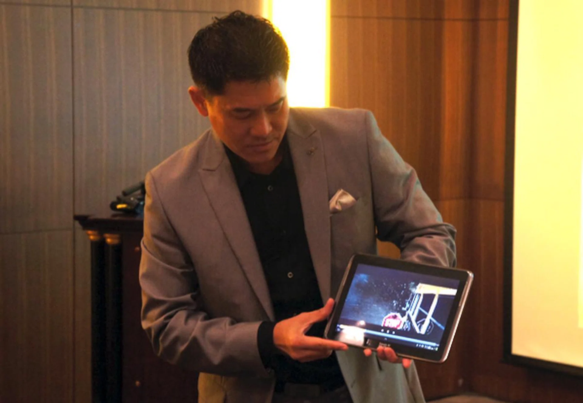 Mr Teh, Senior Vice President & Managing Director Sales & Marketing for Seagate Asia Pacific & Japan, demonstrating a working prototype tablet that's fitted with the new Laptop Ultrathin HDD.