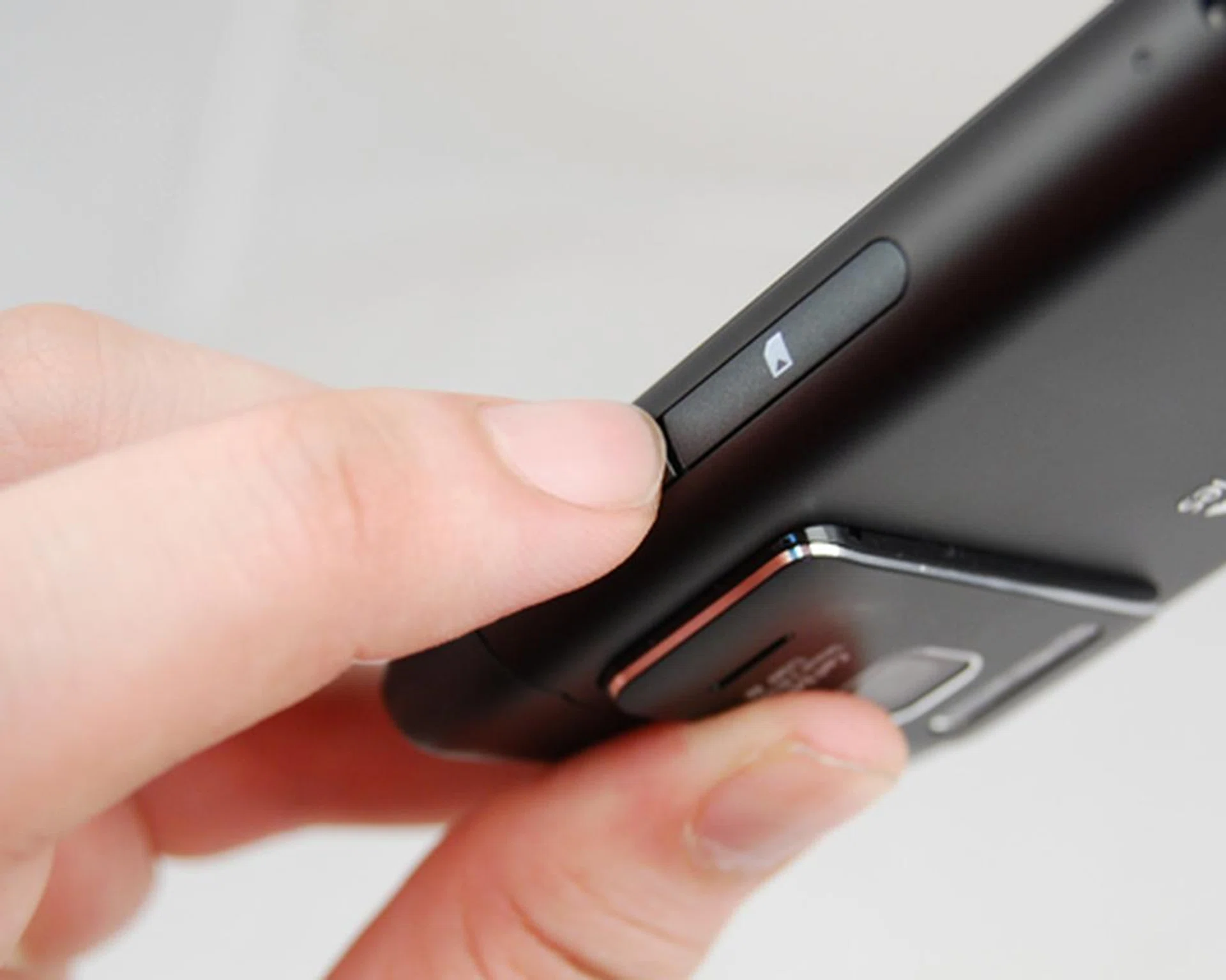 The first problem we encountered was from the microSD and SIM card slots. Being too flushed, it took us some time to dig our nails in and pry the covers open.