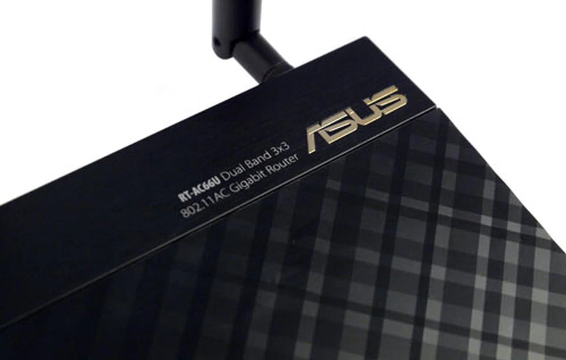The dual-band RT-AC66U is almost a carbon copy of its RT-N66U sibling, save for the gold-tinged ASUS logo located at the top right hand corner of the router. 