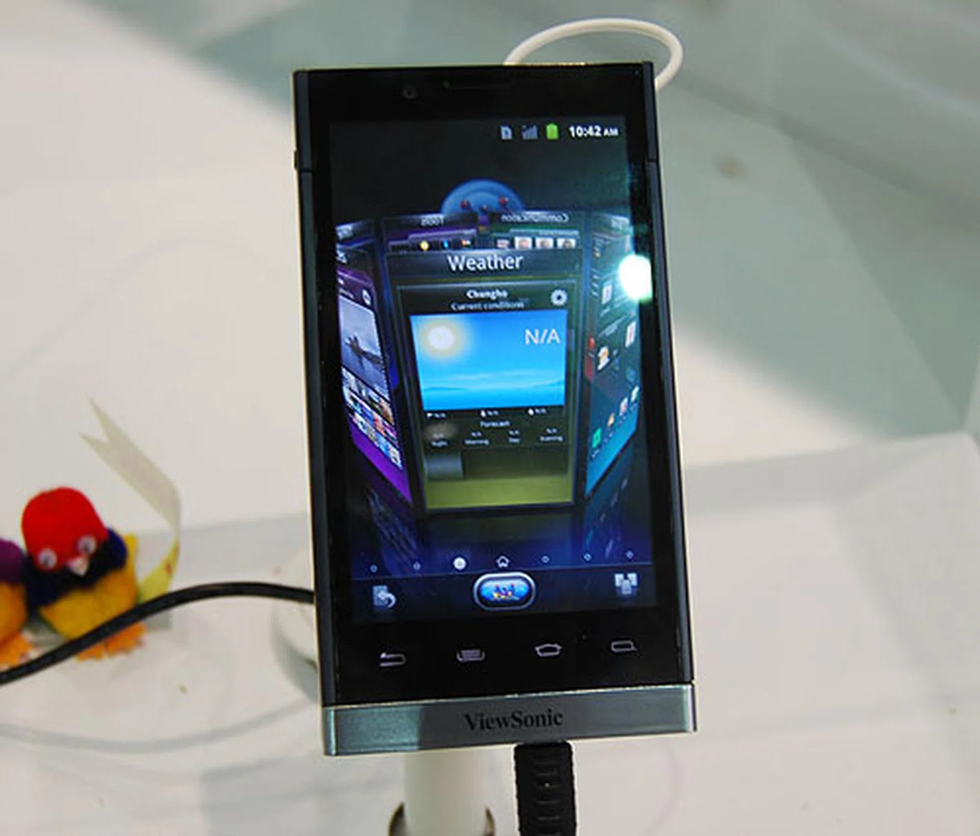 This ViewPad 4 was shown off at CES but we are still not sure what's the point of this 'tablet' that's like a smartphone. It runs on Gingerbread and to be fair, is pretty light at 143g. 