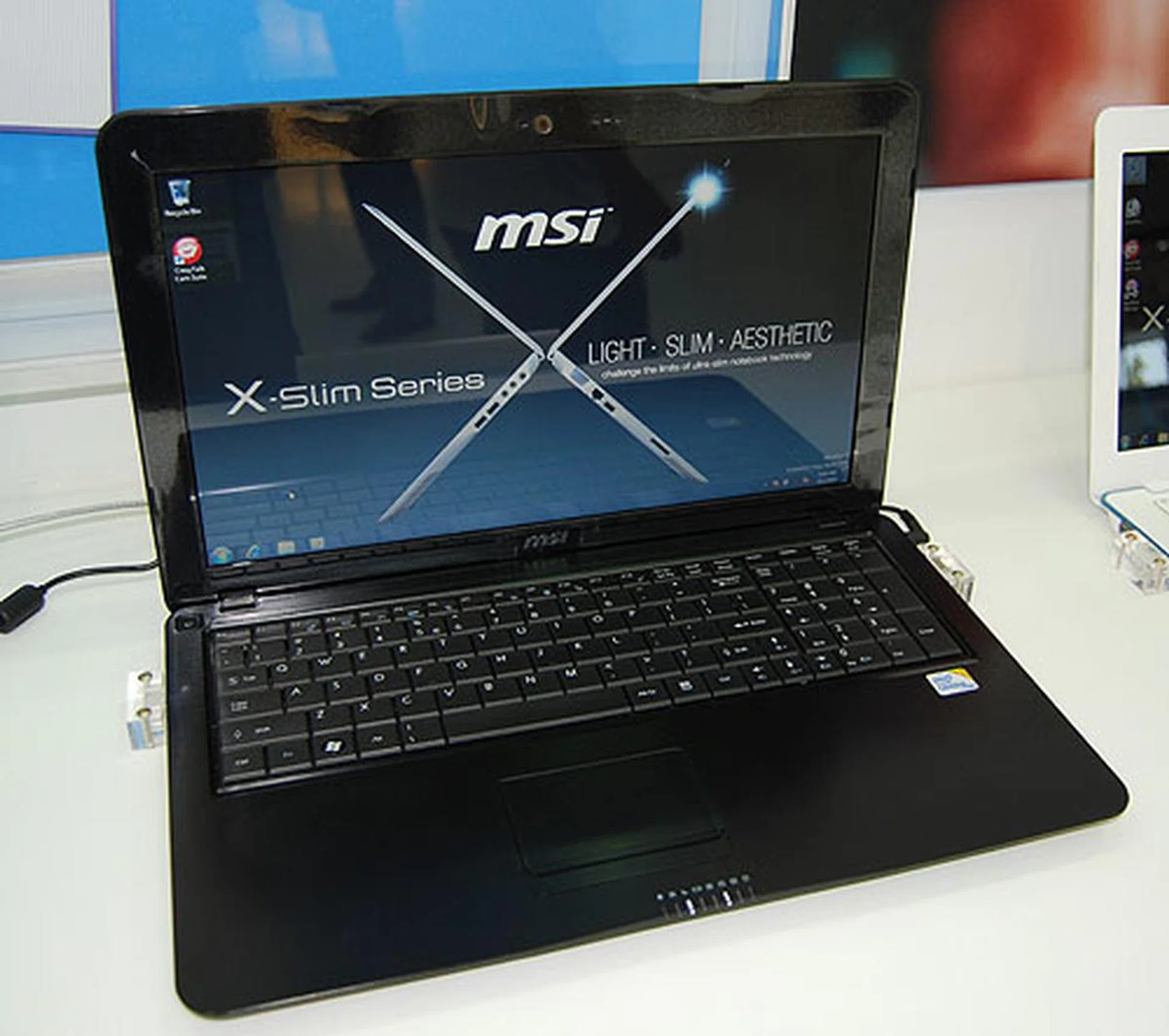Last but not least, we have the 15.6-inch 16:9 X600, which ditches the integrated GMA 4500MHD on the X340 and X400 for an ATI Mobility Radeon HD4330. Importantly, MSI manages to keep it slim and very light for its class at around 2.1kg