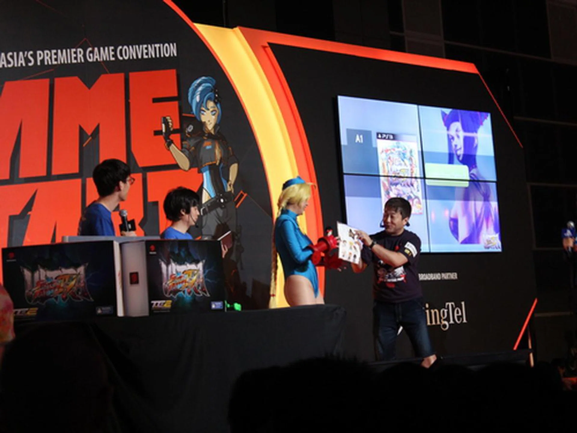 Ono-san had a Street Fighter quiz and he picked this Cammy cosplayer (who also won) on the condition (jokingly) that she give him her phone number.