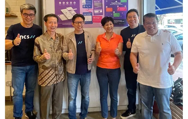 Howie Lau, Managing Partner of Corporate and Development; Loh Teck Seng, Chairperson of the Market Association; Ng Kuo Pin, CEO of NCS; Indranee Rajah, Minister in the Prime Minister's Office and Second Minister for Finance and National Development; Howie Sim, Senior Partner, Healthcare & Transport of NCS; and Kenneth Seet, Chairman of Tiong Bahru Community Centre at the pilot launch of Breeze. Image source: NCS.