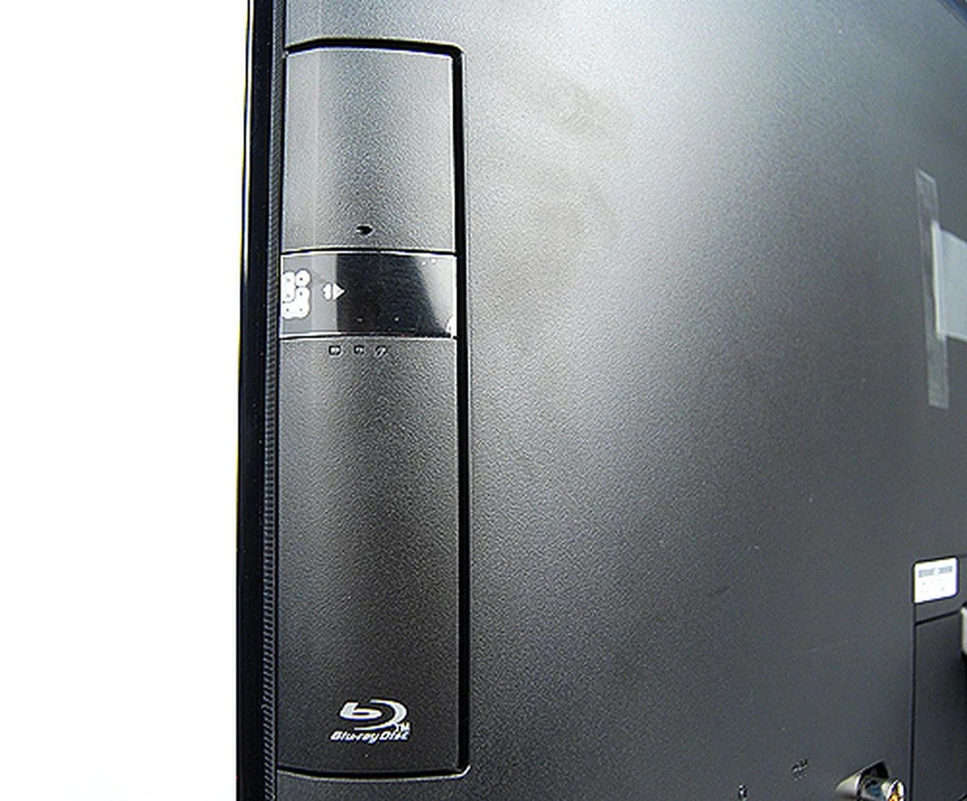 Blu-ray playback ensures the ASUS ET2411INTI can play all the latest high-definition movies.