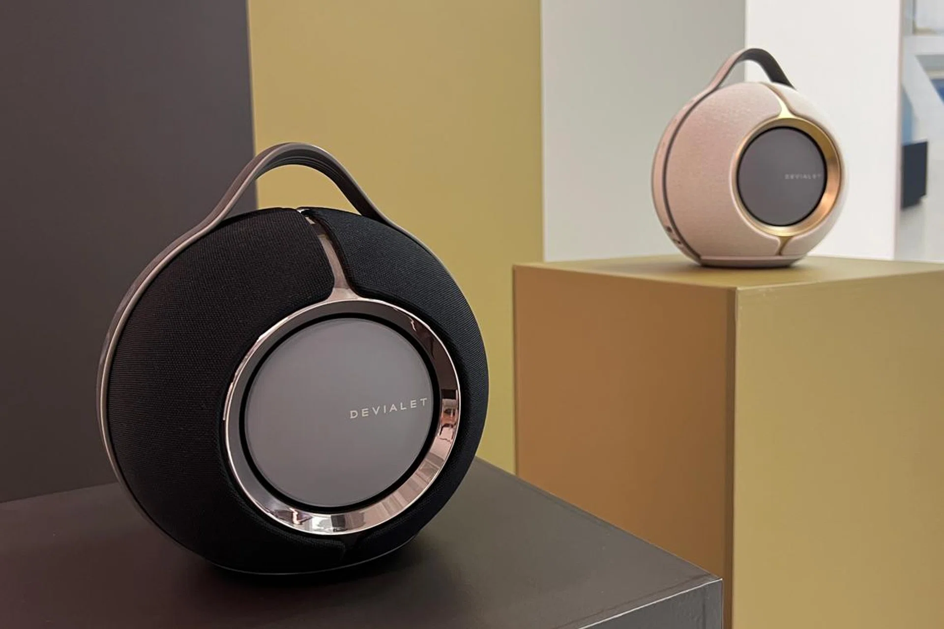 Devialet Mania in Black (left) and Opéra de Paris (right).