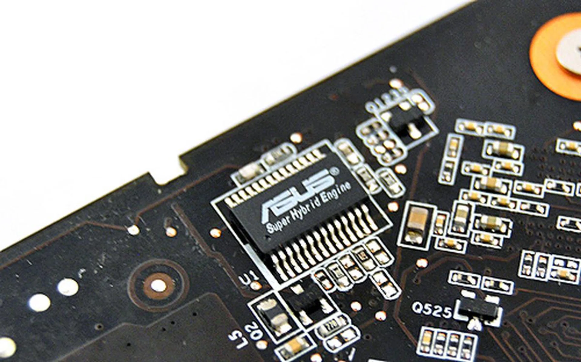 As they say in MTV Cribs, "This is where the magic happens". It is thanks to this chip that the EN9800GT is able to adjust voltage to the GPU and memory, allowing for a greater overclocking overhead.