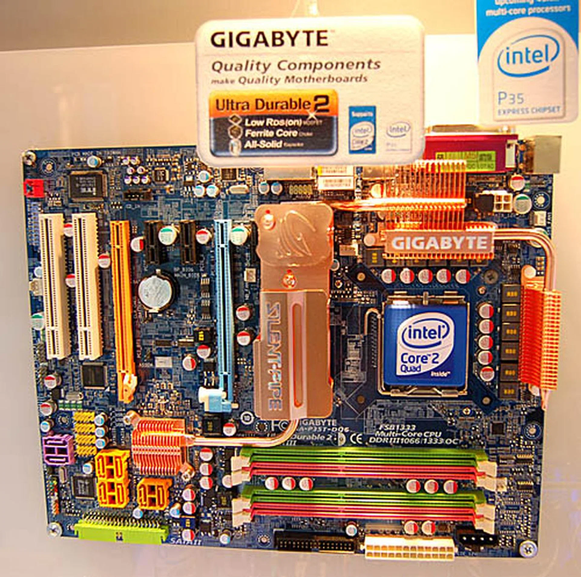  Gigabyte's GA-P35T-DQ6 embodies the company's approach towards motherboards now, with the presence of Silent Pipe passive cooling and Japanese solid capacitors.  