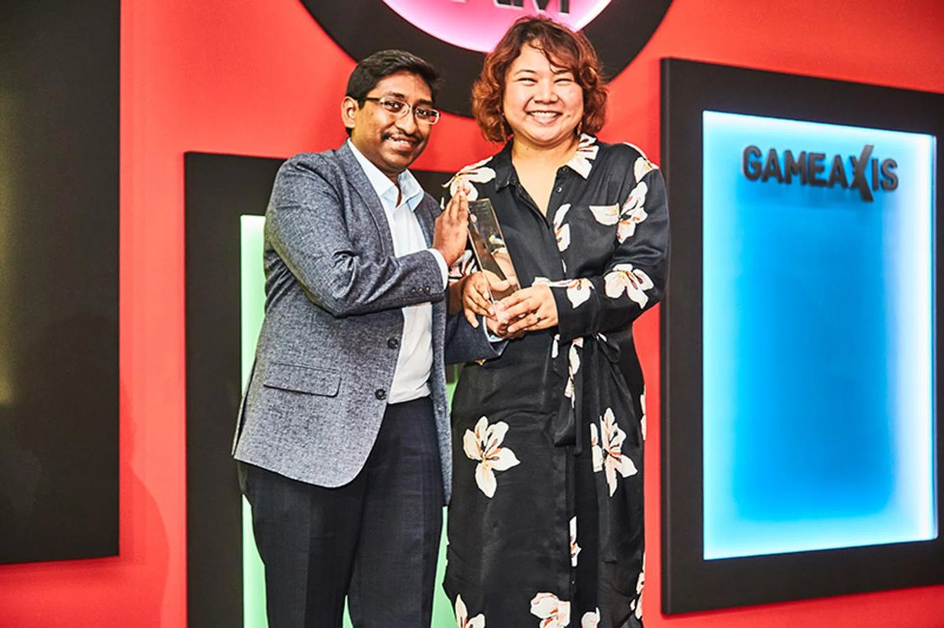 The Editor's Choice award for Best Wireless Router goes to Linksys' EA9500. Receiving the award from Mr. Vijay Anand, editor-in-chief of HardwareZone.com, is Ms. Alison Tan, Regional Marketing Manager for Belkin.