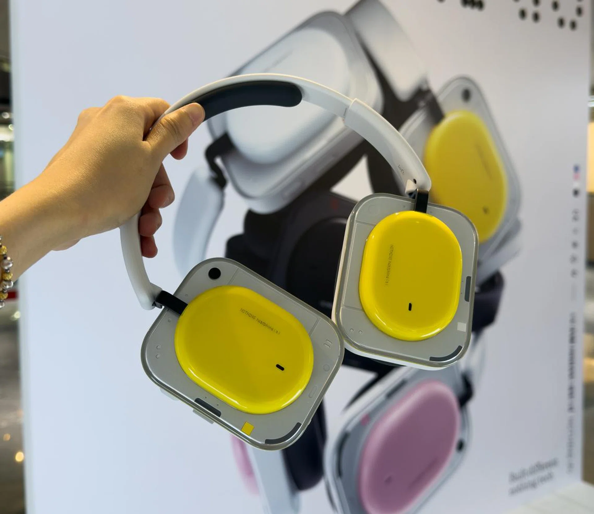Hands-on with the Nothing Headphone (a): 75 hours, ANC on