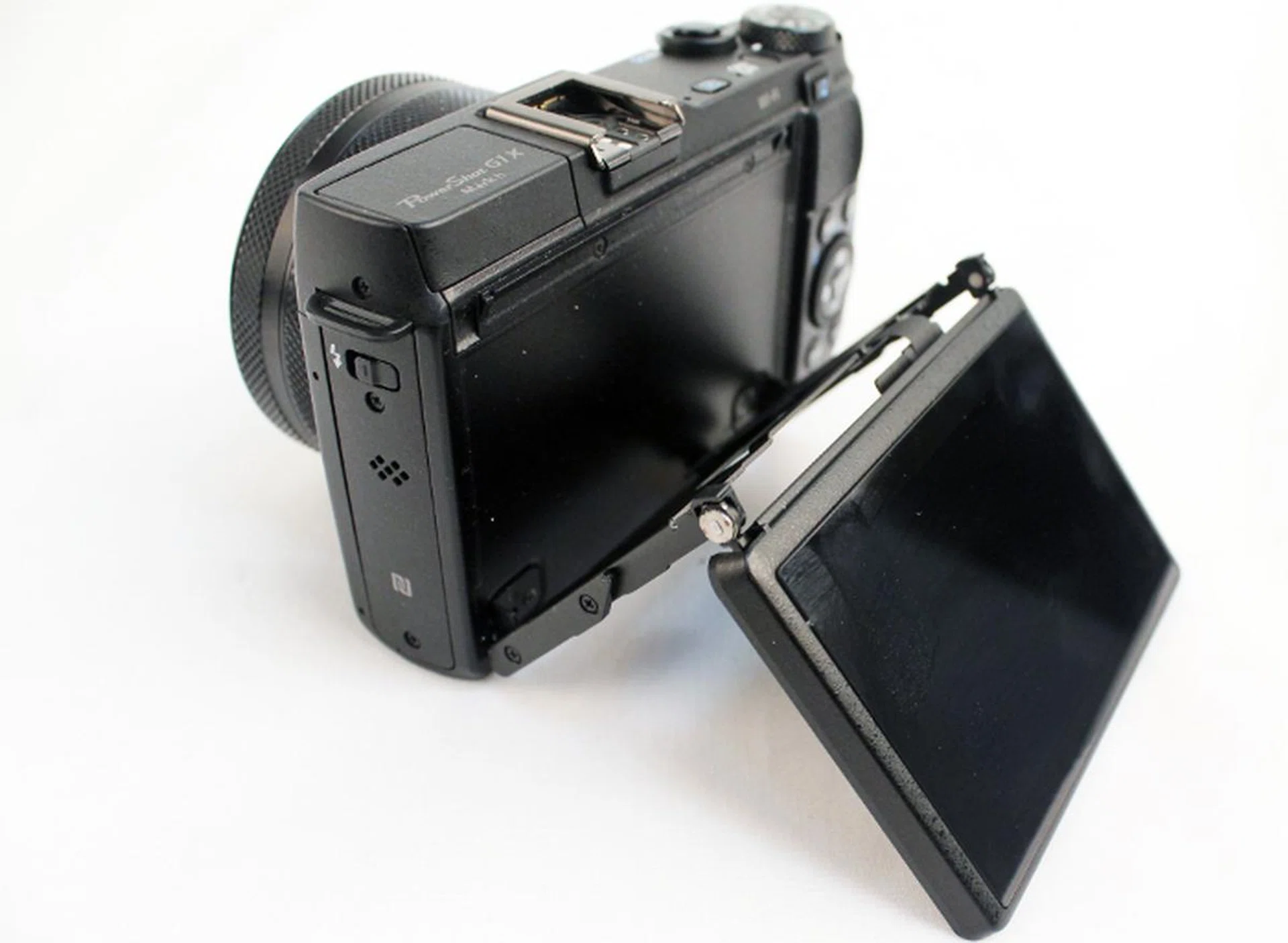The display on the G1 X Mark II can be tilted up or down, and is also touch-enabled. However, you can't rotate the screen out for full articulated movement.