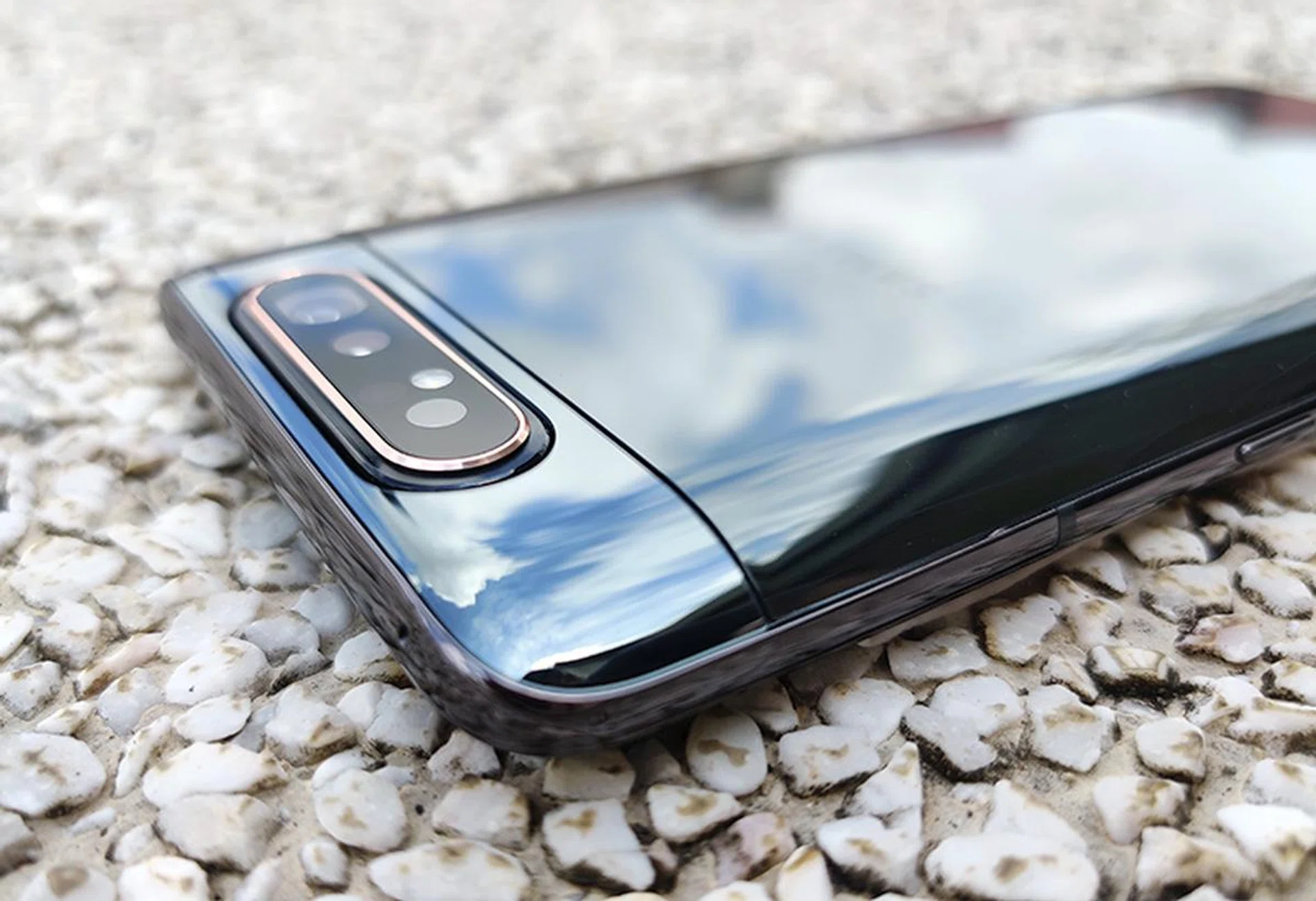 If you like your objects bright and shiny, the Galaxy A80 was made for you.