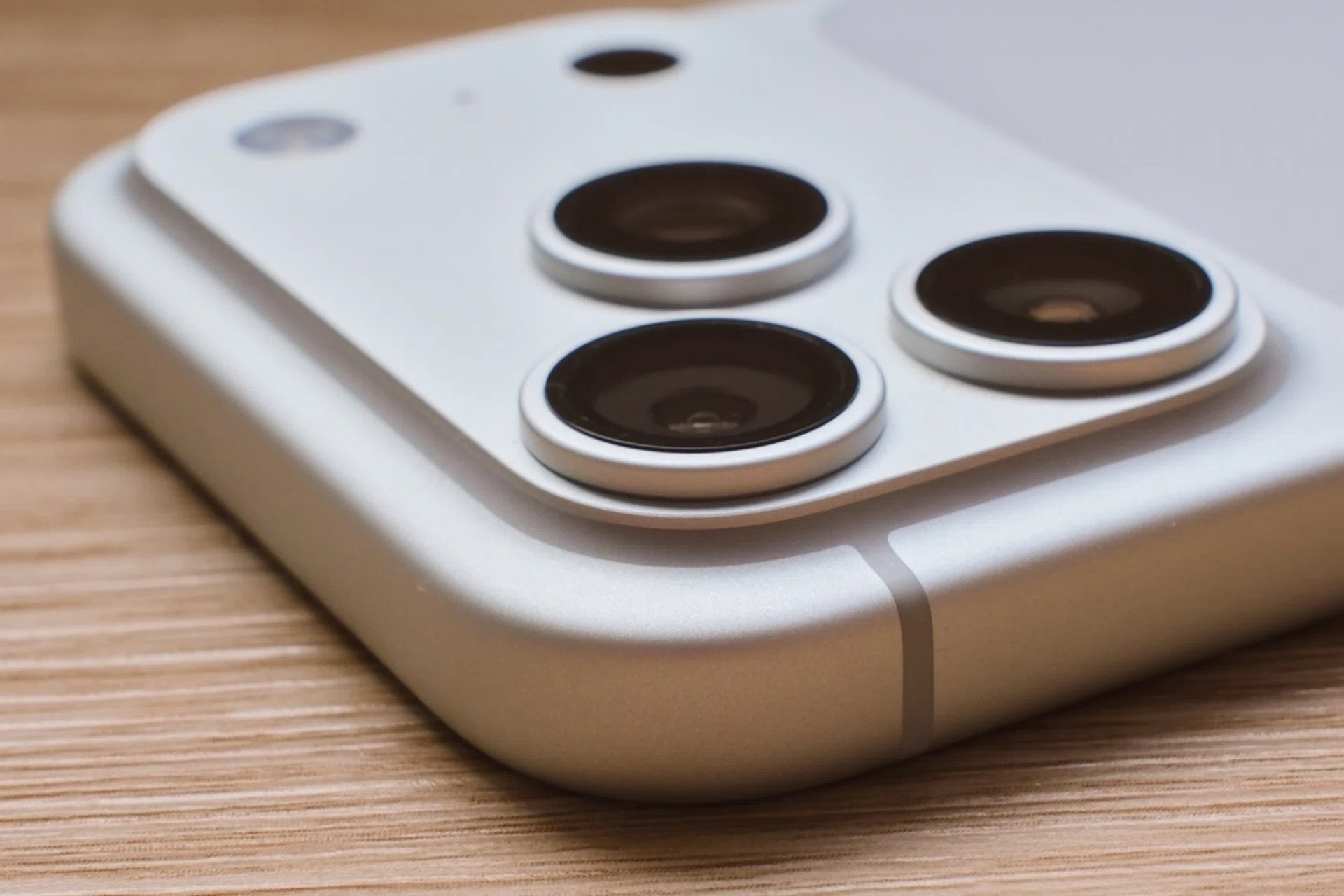 iPhone 17 Pro and Pro Max edges