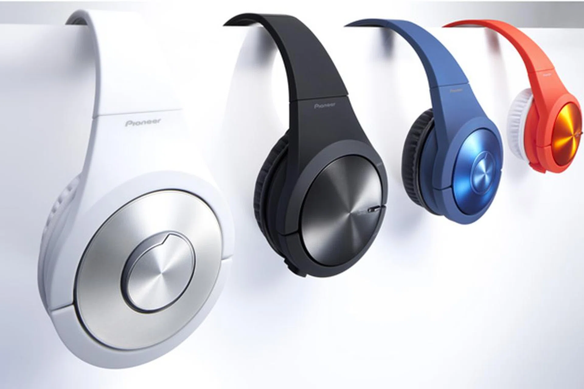 Pioneer's SE-MX7 comes in four colors. 