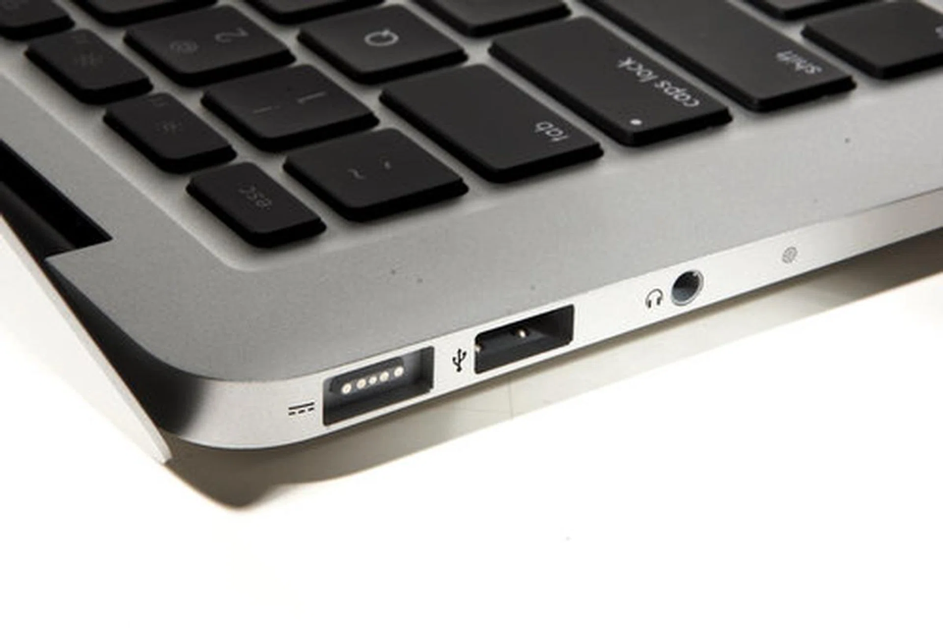 On the left, you have the magnetic power supply port (MagSafe), a USB 2.0 port, audio / mic jack and microphone input. Sorry, you won't get USB 3.0.
