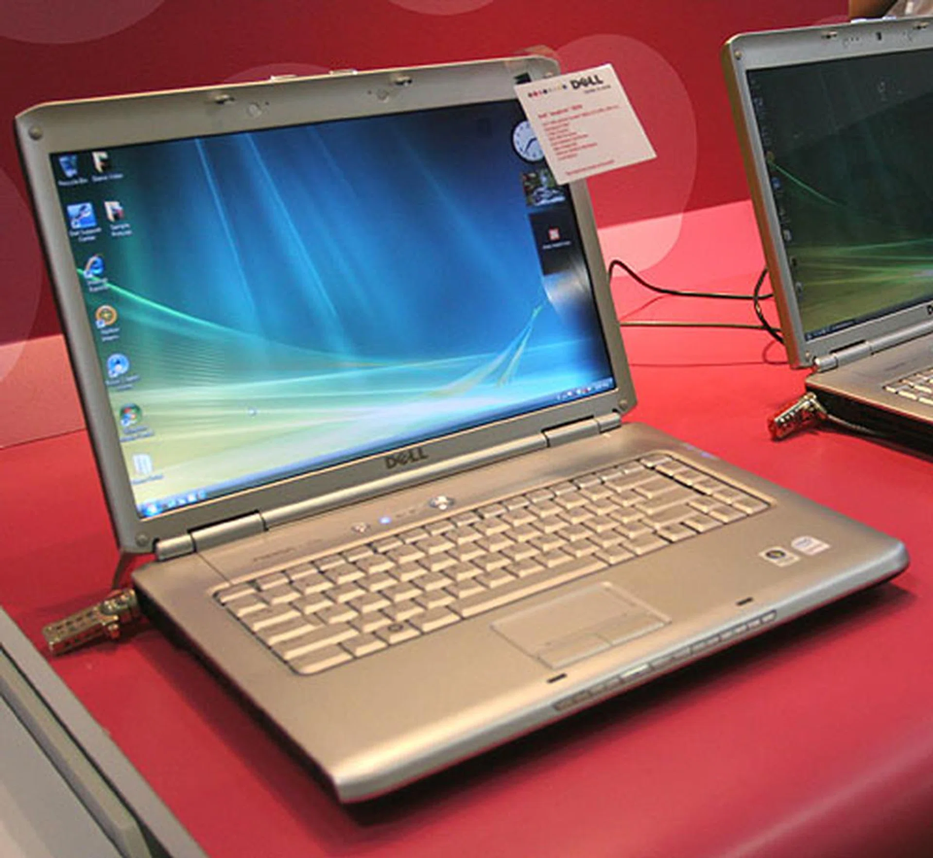  Among the many notebooks offered by Dell, the Inspiron 1520 is a competent model starting from $1649. Specifications include a Core 2 Duo processor T7100, 2GB of DDR2 RAM, a 120GB hard drive and a GeForce 8400M GS chipset.  