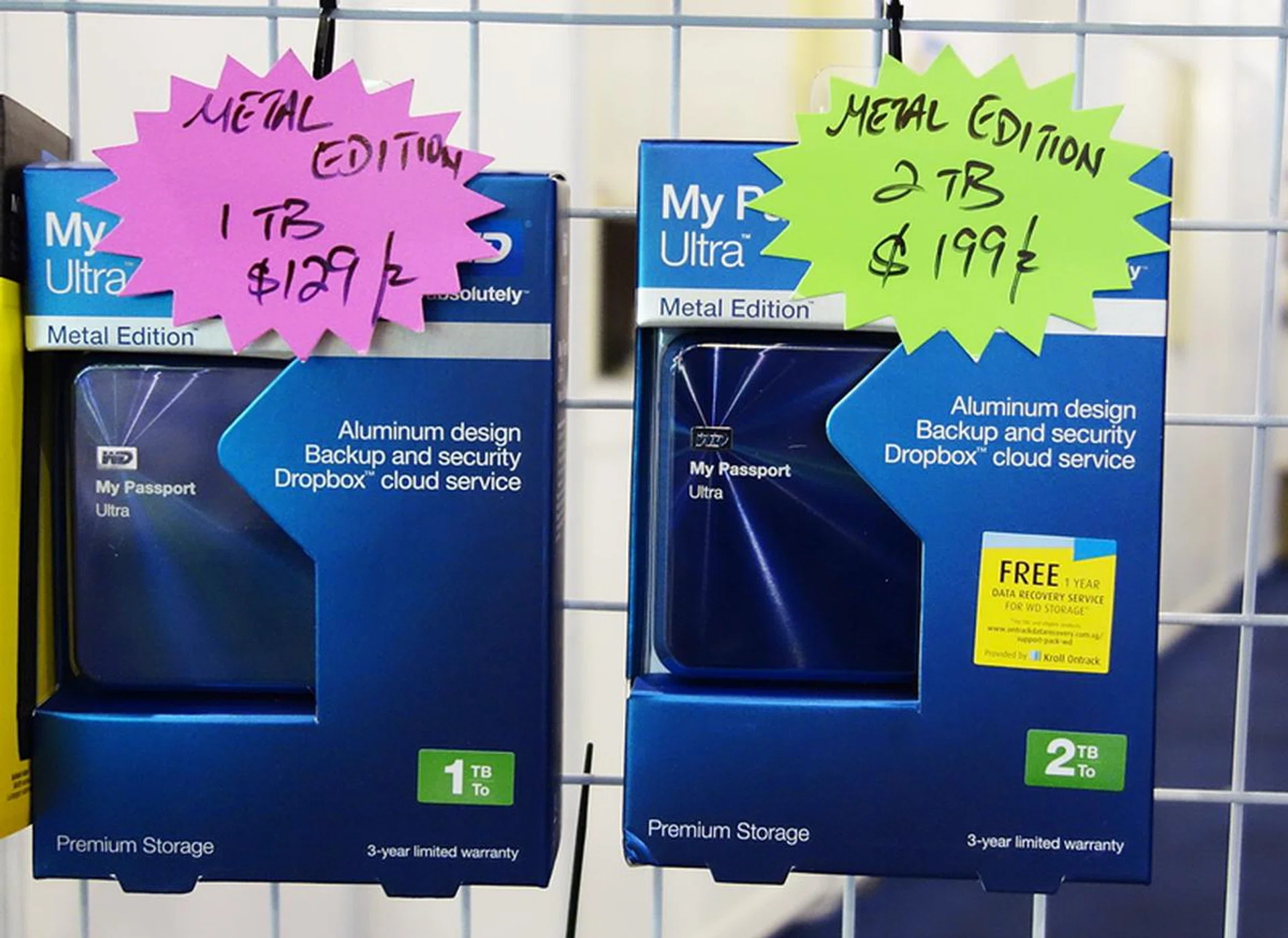 Not only is the WD My Passport Ultra Metal Edition portable HDD sleek-looking, it comes with an attractive free gift package. It consists of a 1-year data recovery service from Kroll Ontrack, a leather carrying pouch and a 16GB microSD card.