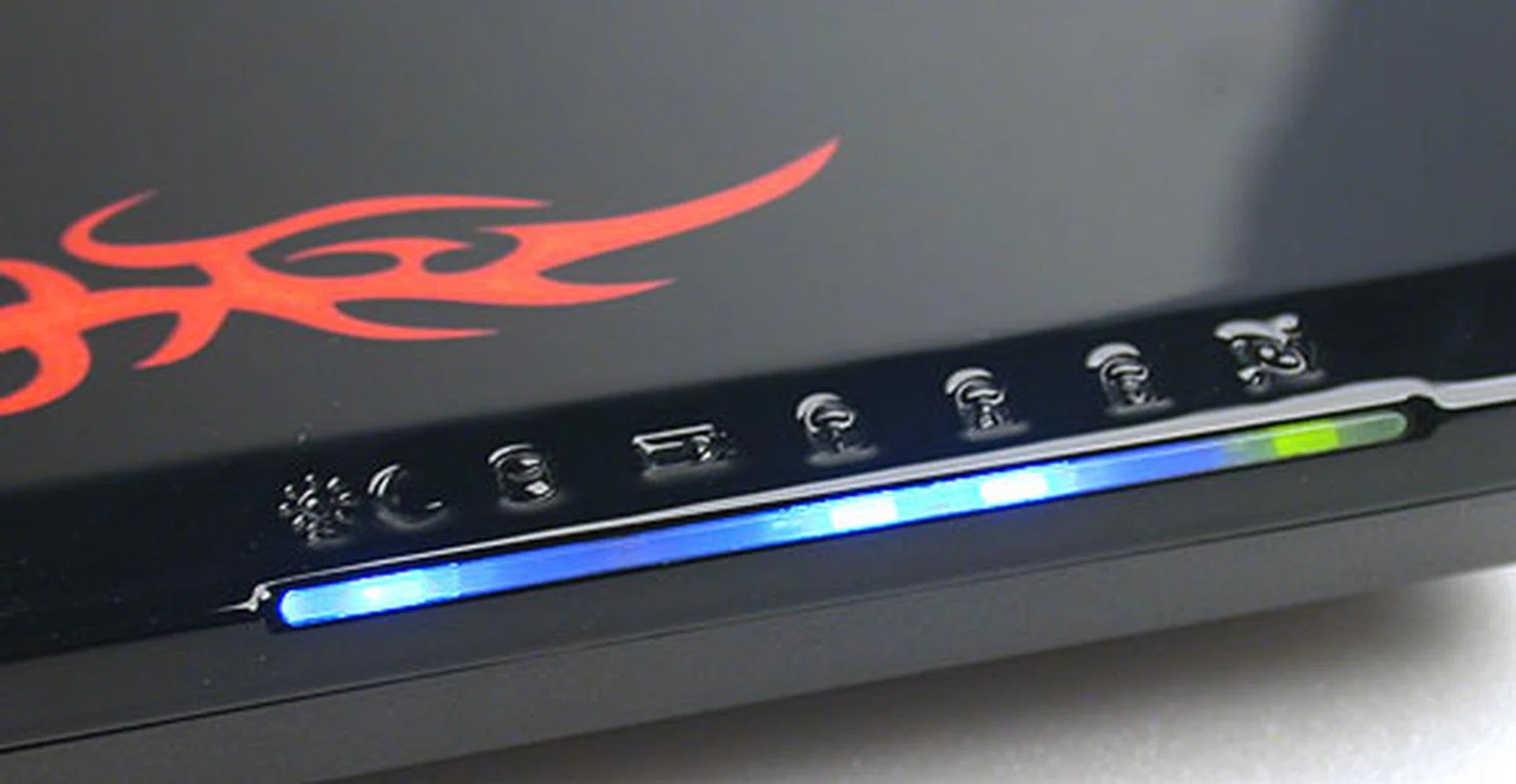 Honestly, we can only stand so many blue LEDs before they start to merge into a blur. Fortunately, the LED to indicate wireless LAN enabled is green.