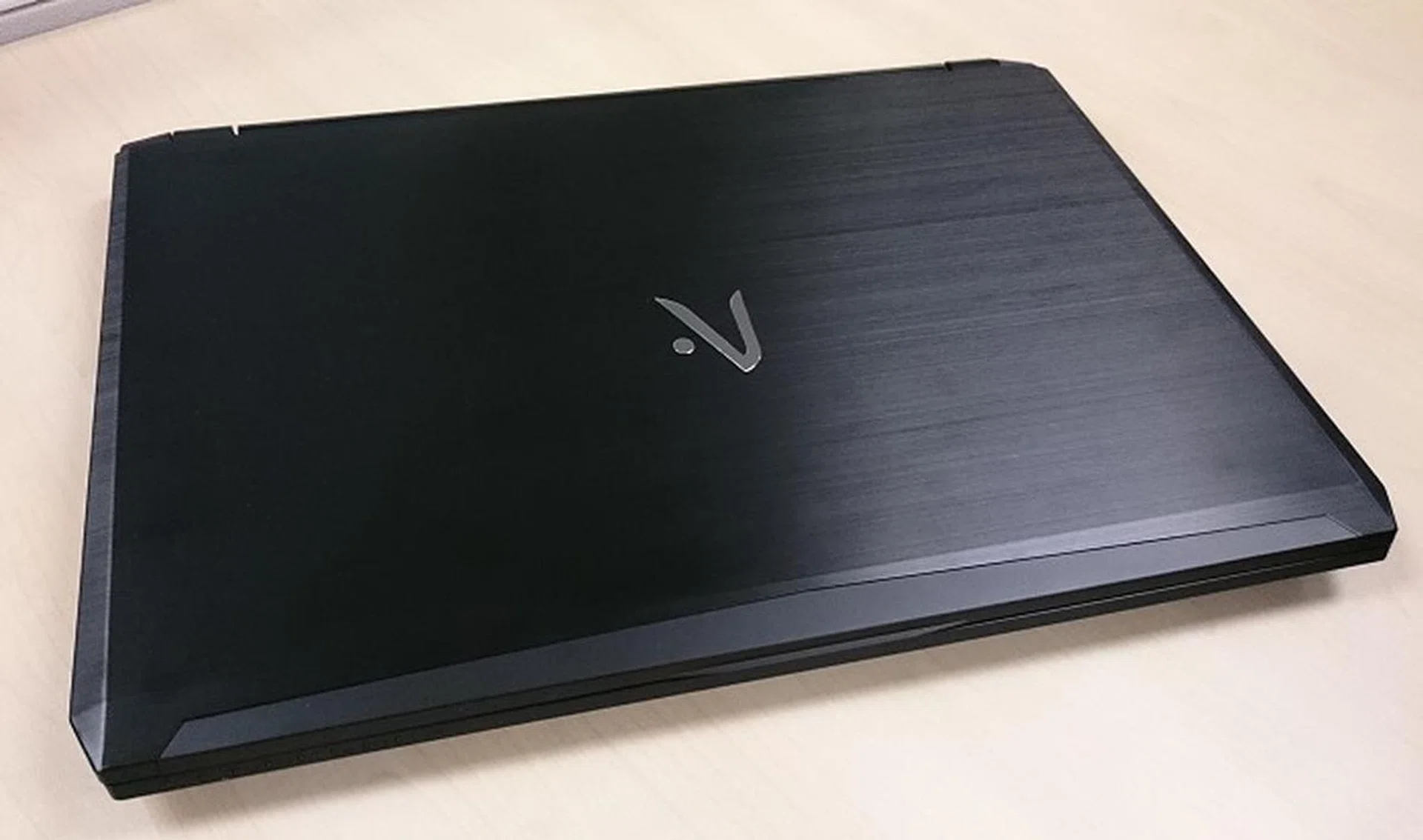 The clammed-up Aftershock S15 gaming notebook. Most of the notebook is constructed out of aluminum alloy, hence the sheen you see is that of true metal.