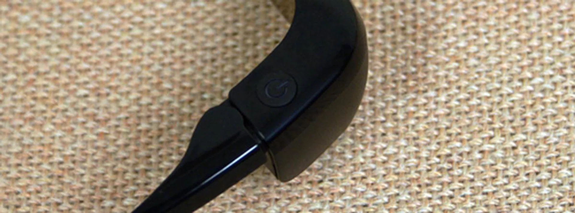 The power button is situated on the right shoulder of the glasses. Normally, we would have expected some indication that the glasses have been switched on but this simple aspect is missing on the active shutter glasses that came with the Samsung D8000. You would have to view some 3D content to figure out if the glasses are indeed working,