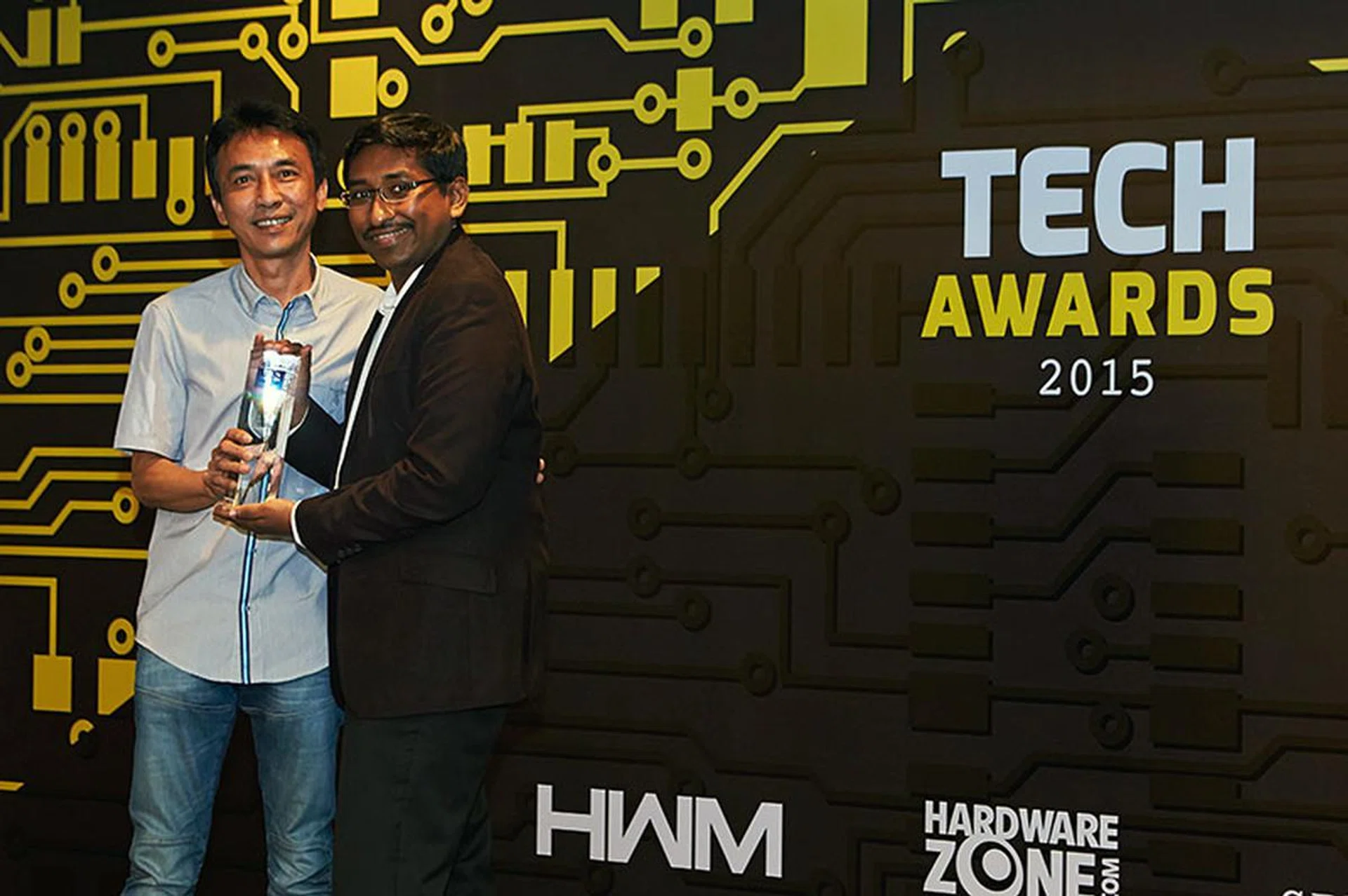 For the sixth consecutive year, readers have voted Fuwell their favorite PC components retailer. Accepting the trophy from the hands of Vijay Anand, editor of HardwareZone.com, is Fuwell's Managing Director Mr. Gary Ong.