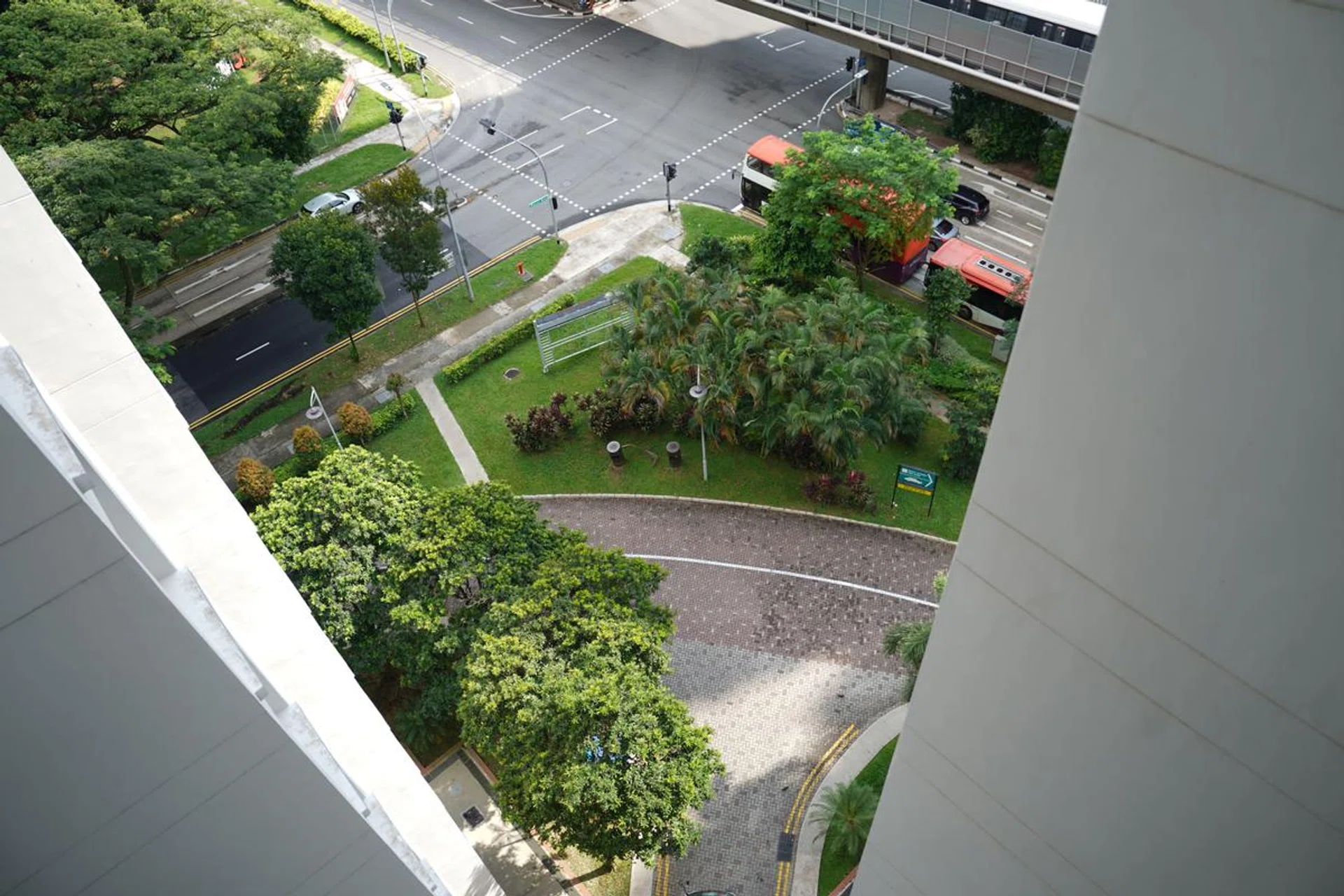 Shooting info: 24mm at f/2.8, 1/250s, ISO 50 