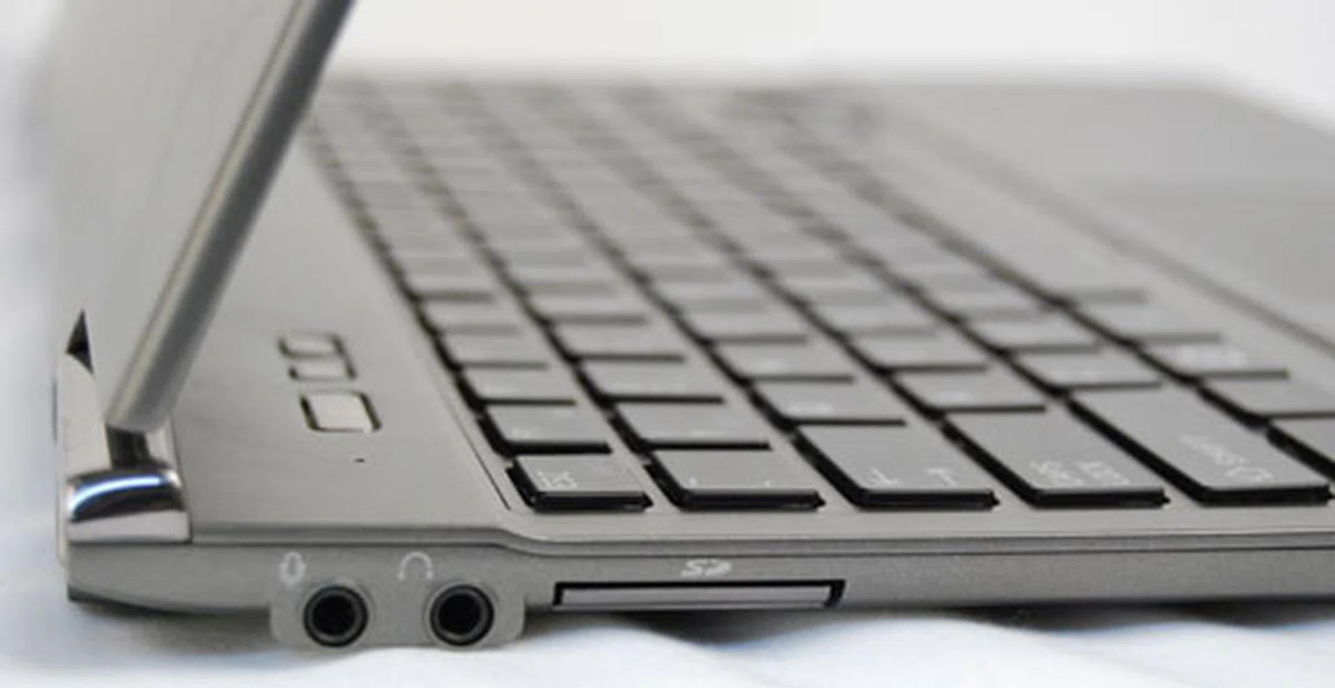 On the left side of the unit, you can find the audio and microphone jacks as well as the SD card reader.