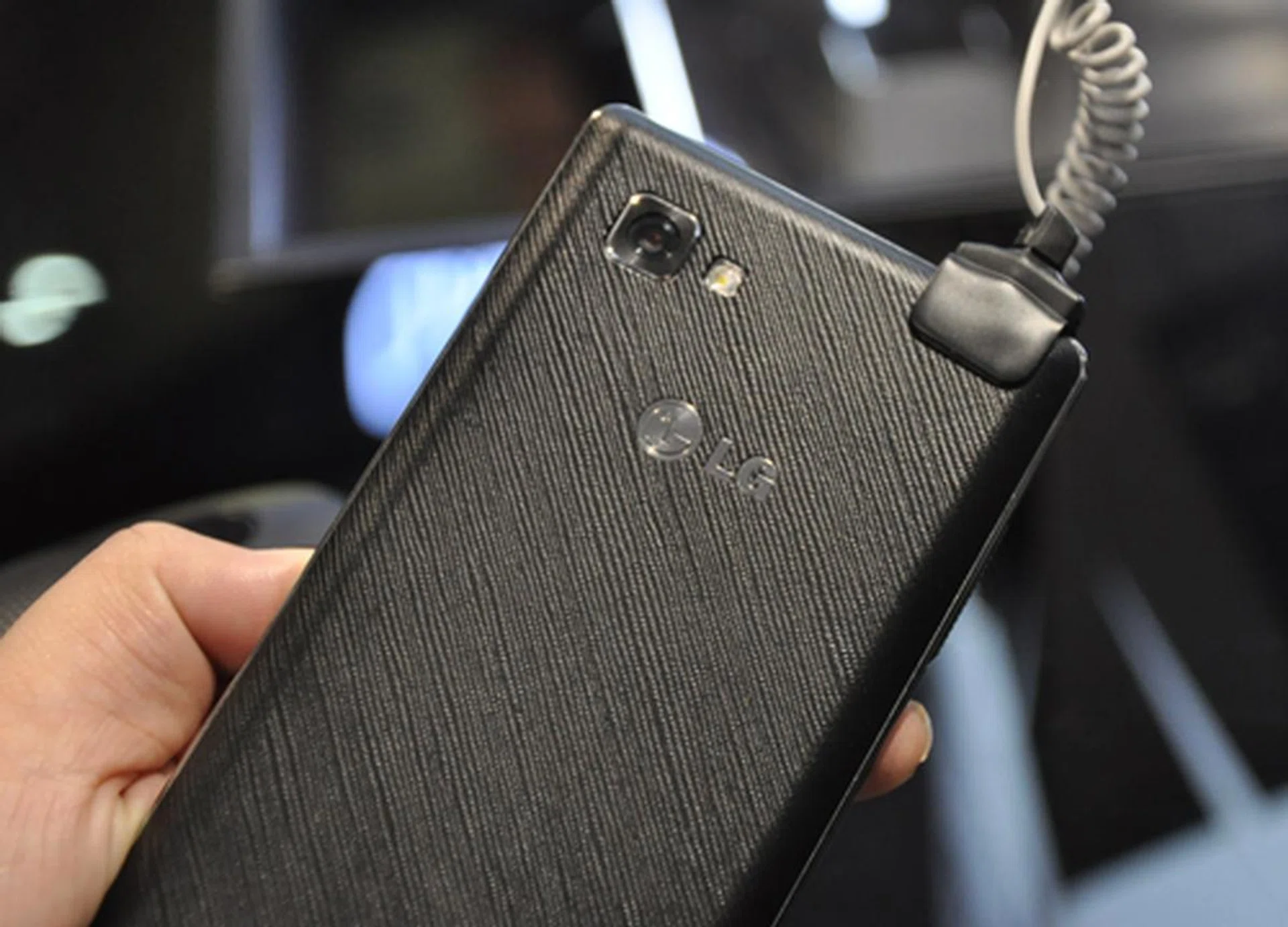 The plastic textured back keeps the phone safe from unwanted fingerprints and   allows for a good grip. Noticeable above the LG logo is its 8-megapixel camera and LED flash.
