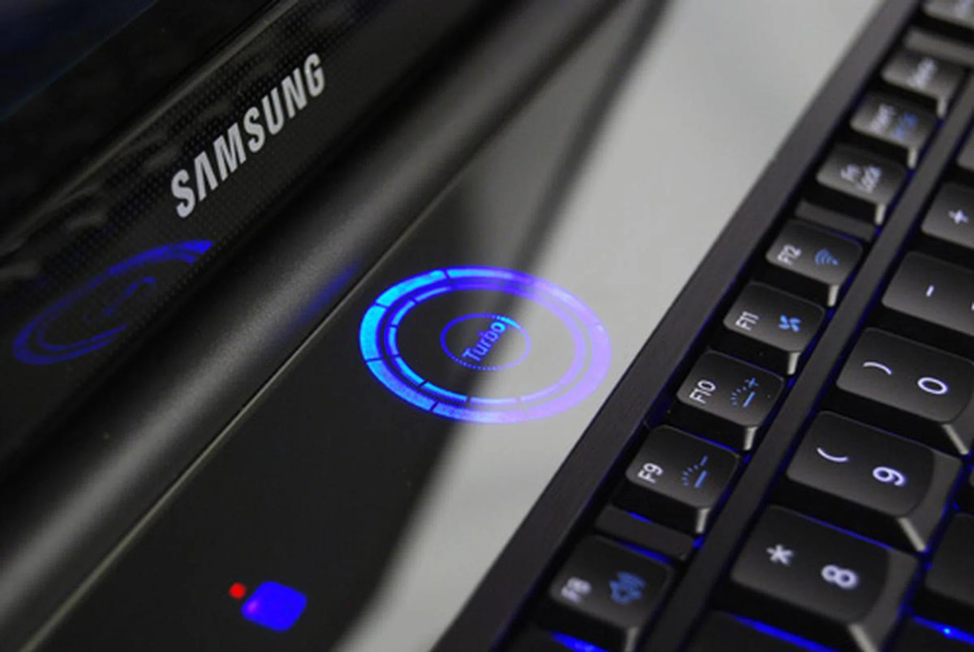 Metal-looking finish accents give the 700G7A an elegant look and feel.