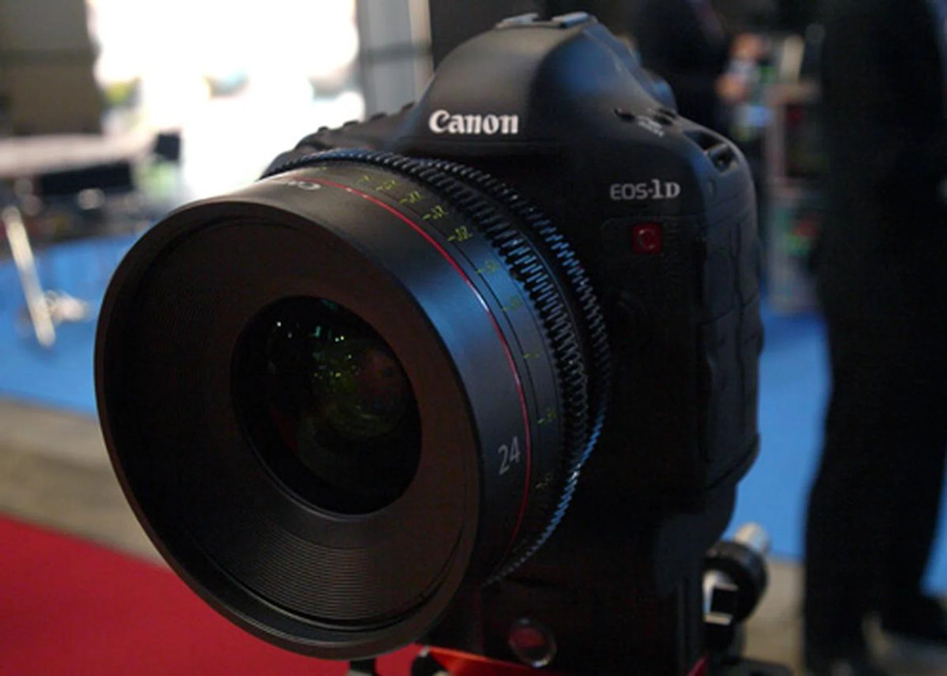 Canon's EOS-1D C not only shares similarities with its EOS-1D X cousin, but also features 4K video recording of up to 24fps on a 18-megapixel full-frame sensor.