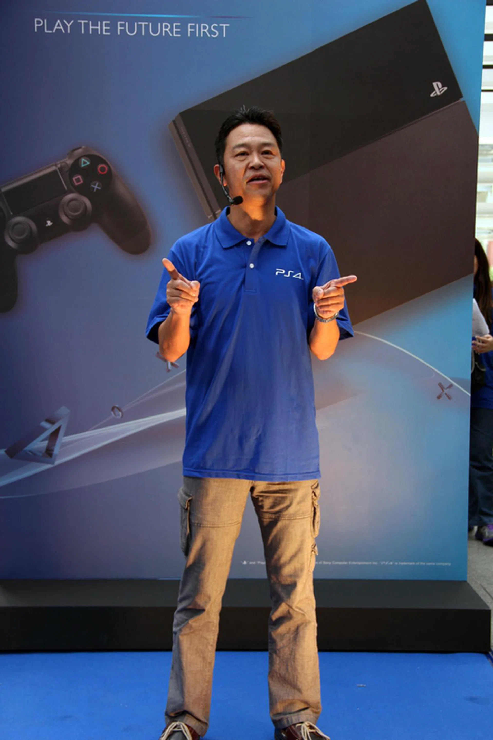 Sony Computer Entertainment Japan Asia Deputy President, Hiroyuki Oda, was at the event to thank the crowd for its support and to congratulate Mr. Tan for being the first person in Singapore to locally purchase a Playstation 4.