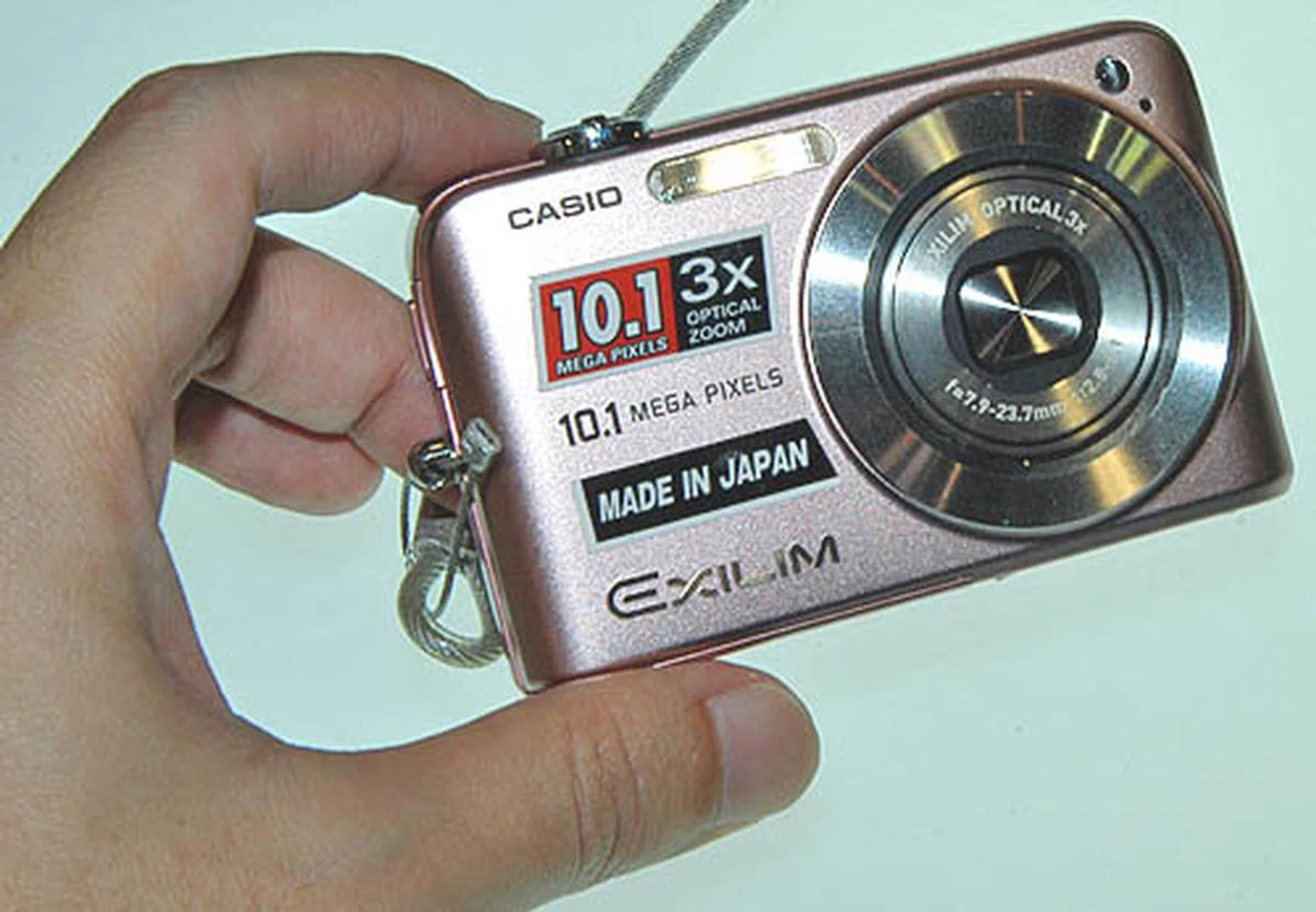  The latest Casio EXILIM Hi-Zoom EX-V7 is probably the world's slimmest compact digital camera with a 7x optical zoom. It even comes with mechanical CCD shift stabilization technology to compensate for photo blurs. Look for a good deal now at the IT Show for $699 with a free bag and 2GB memory card among its gifts.  