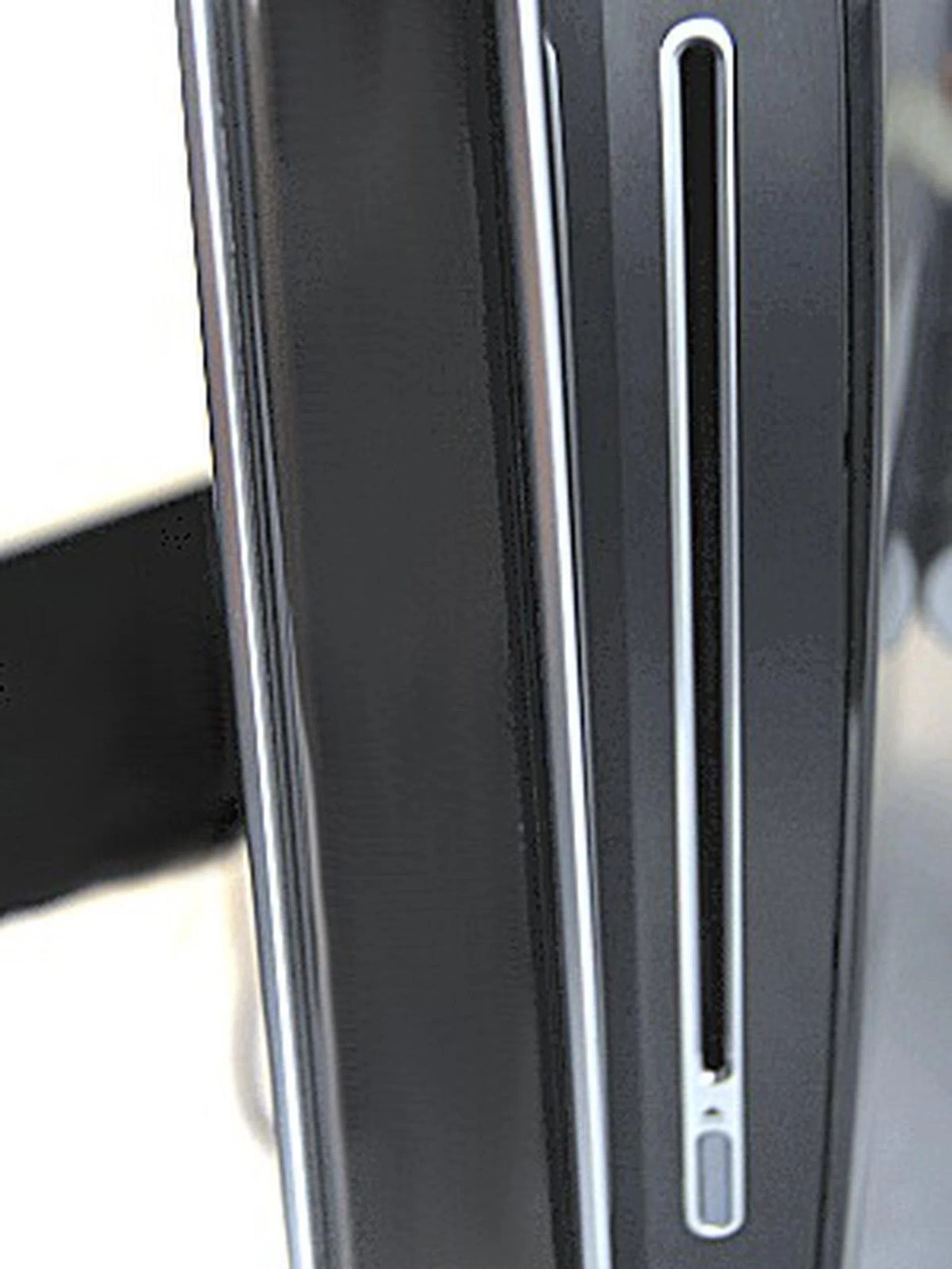 The same slot-loaded SuperMulti DVD Burner which we saw during our preview.