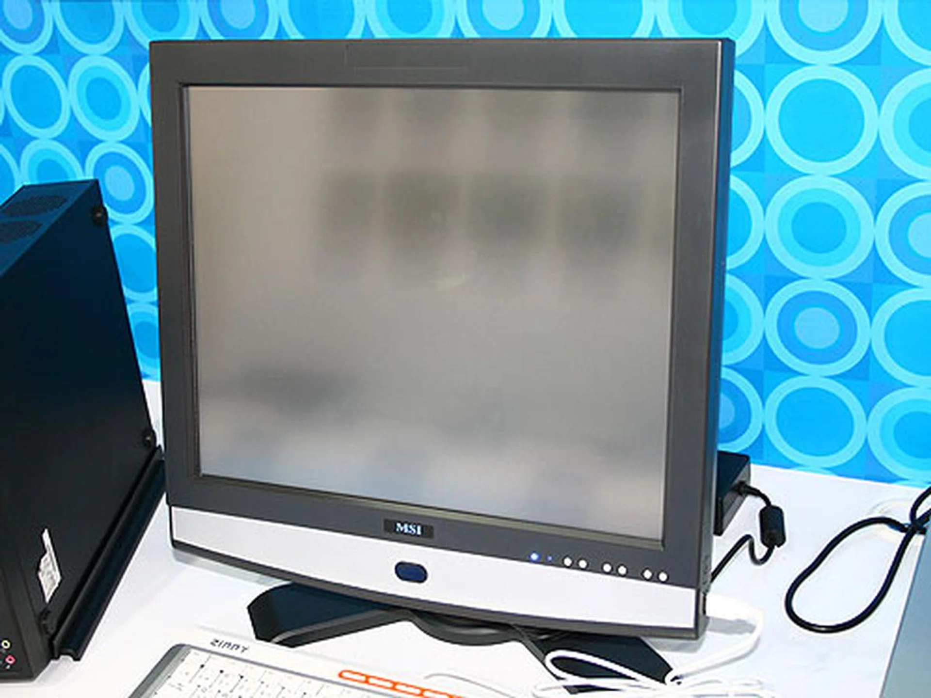  The Crystal 19" Touch Panel LCD PC has similar specifications as the Crystal 945, except that it has a larger 19-inch display panel.  