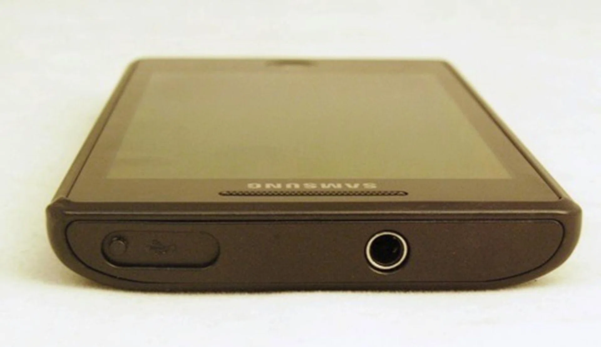 The USB slide-out cover is a nifty touch as it keeps the unsightly USB port out of sight as well as prevents dust from accumulating. The only complaint we have is that it sometimes gets in the way of plugging in the USB wire.