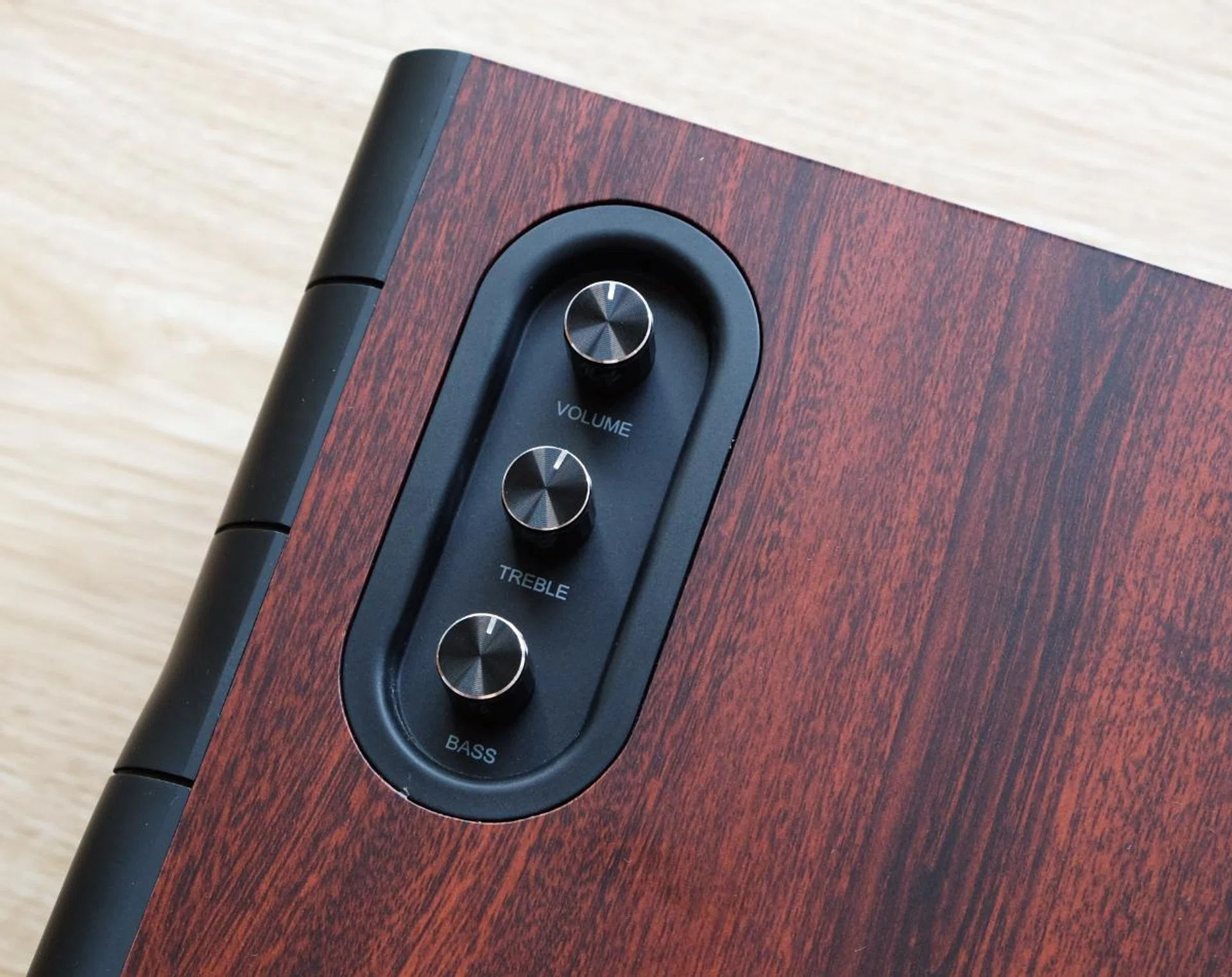 Knobs at the side makes it easy to adjust the volume, bass, and treble levels.