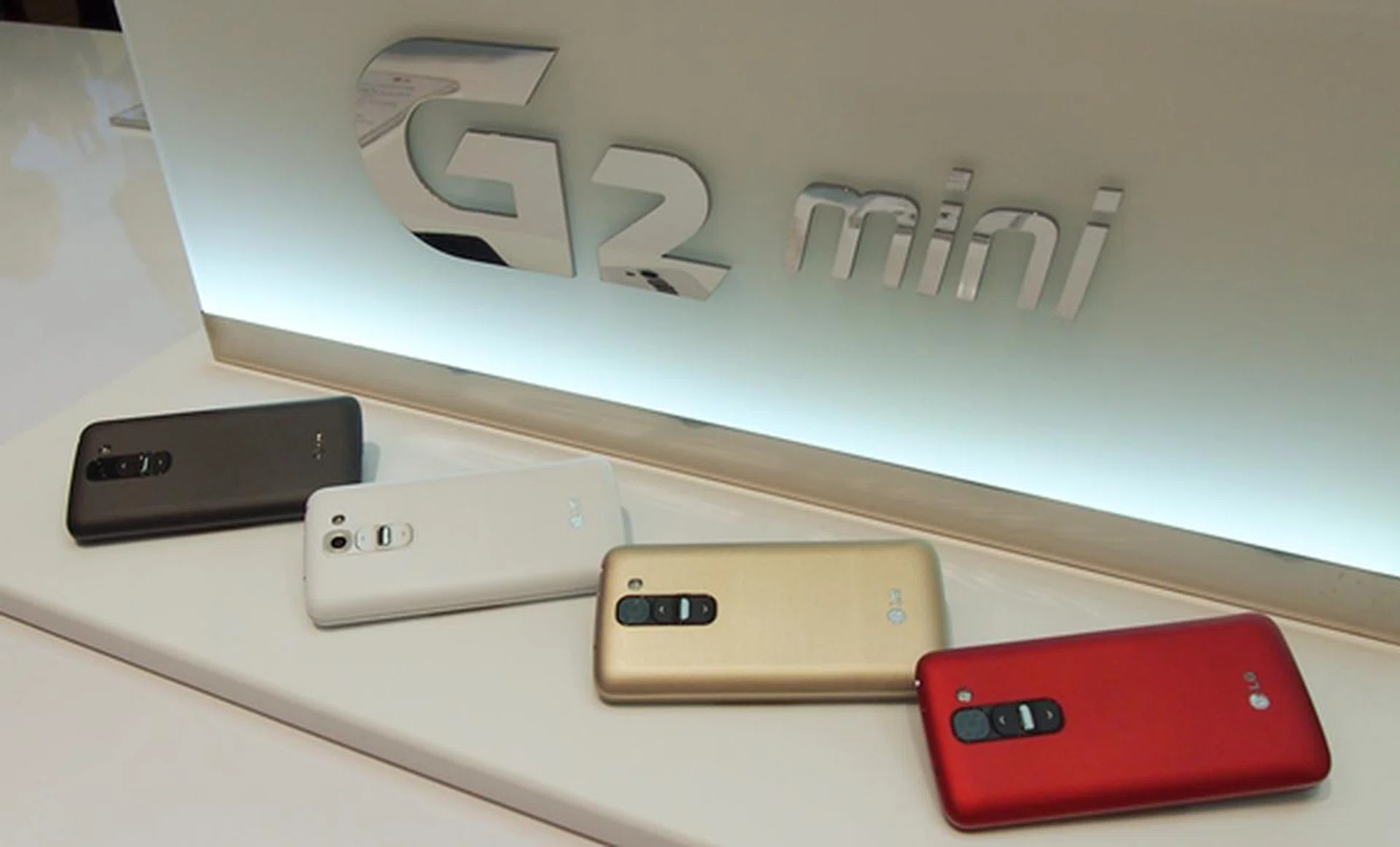 The G2 Mini will be available in four colors: titan black, lunar white, red and gold. Availability of the colors are dependent on markets. 