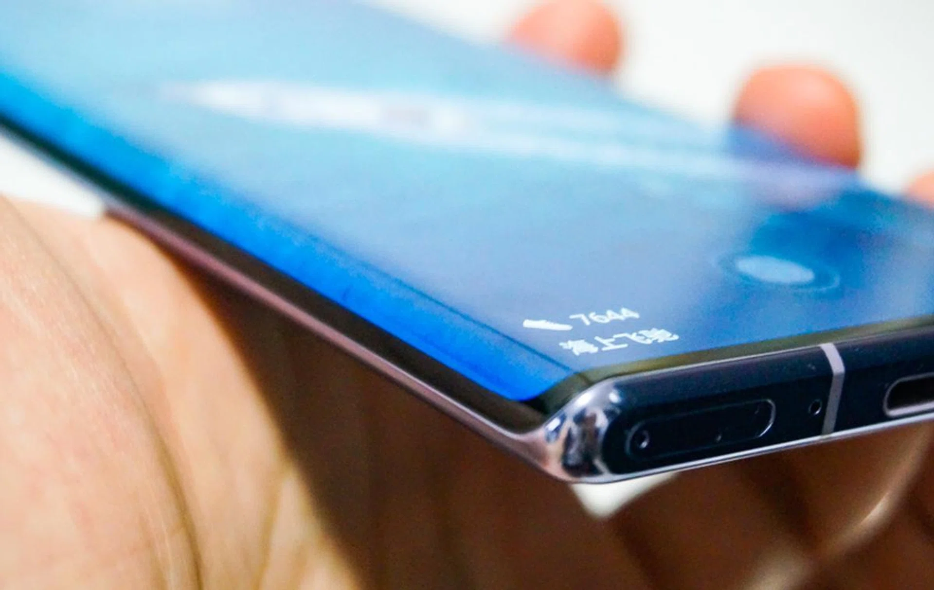 The screen really curves over both sides.