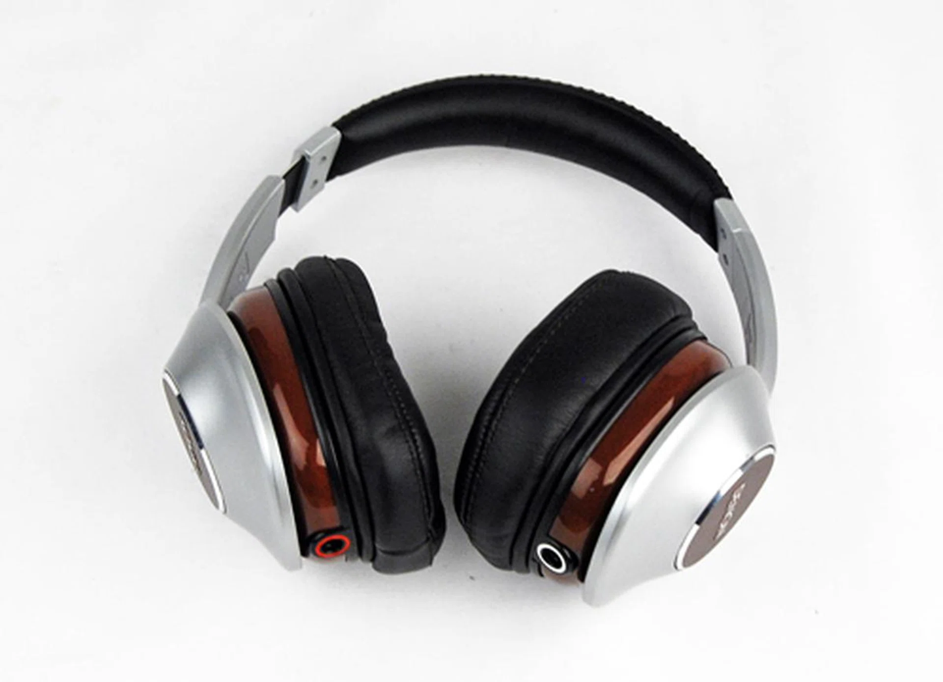 The AHD-7100 is Denon's premium offering for audiophiles from their Music Maniac series.