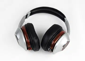 The AHD-7100 is Denon's premium offering for audiophiles from their Music Maniac series.