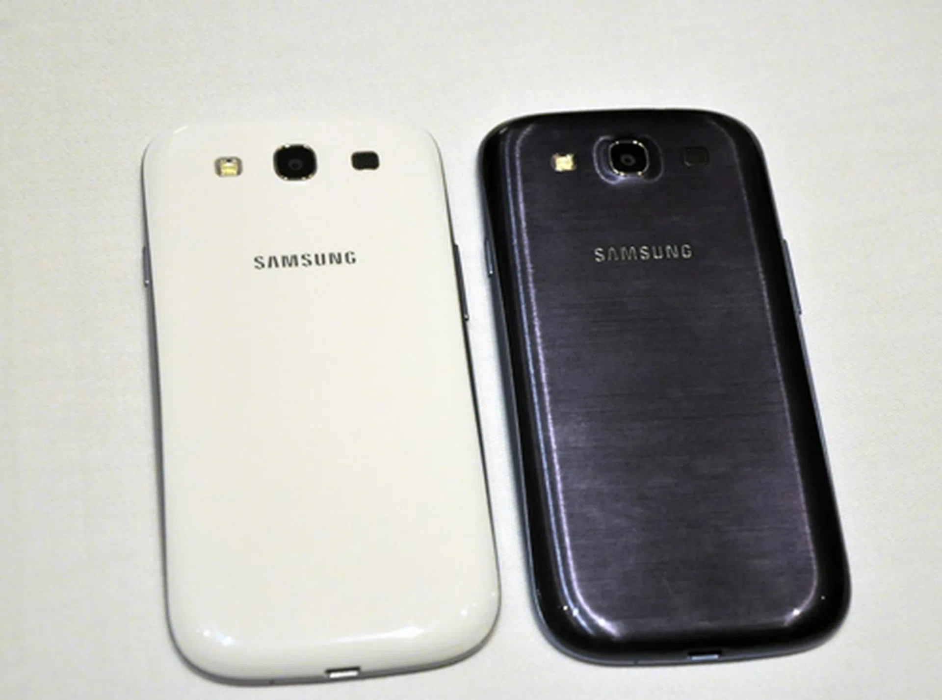 Here's a closer look at the shades: Marble White and Pebble Blue. If you look closer, the blue variant comes with a slight metallic sheen.