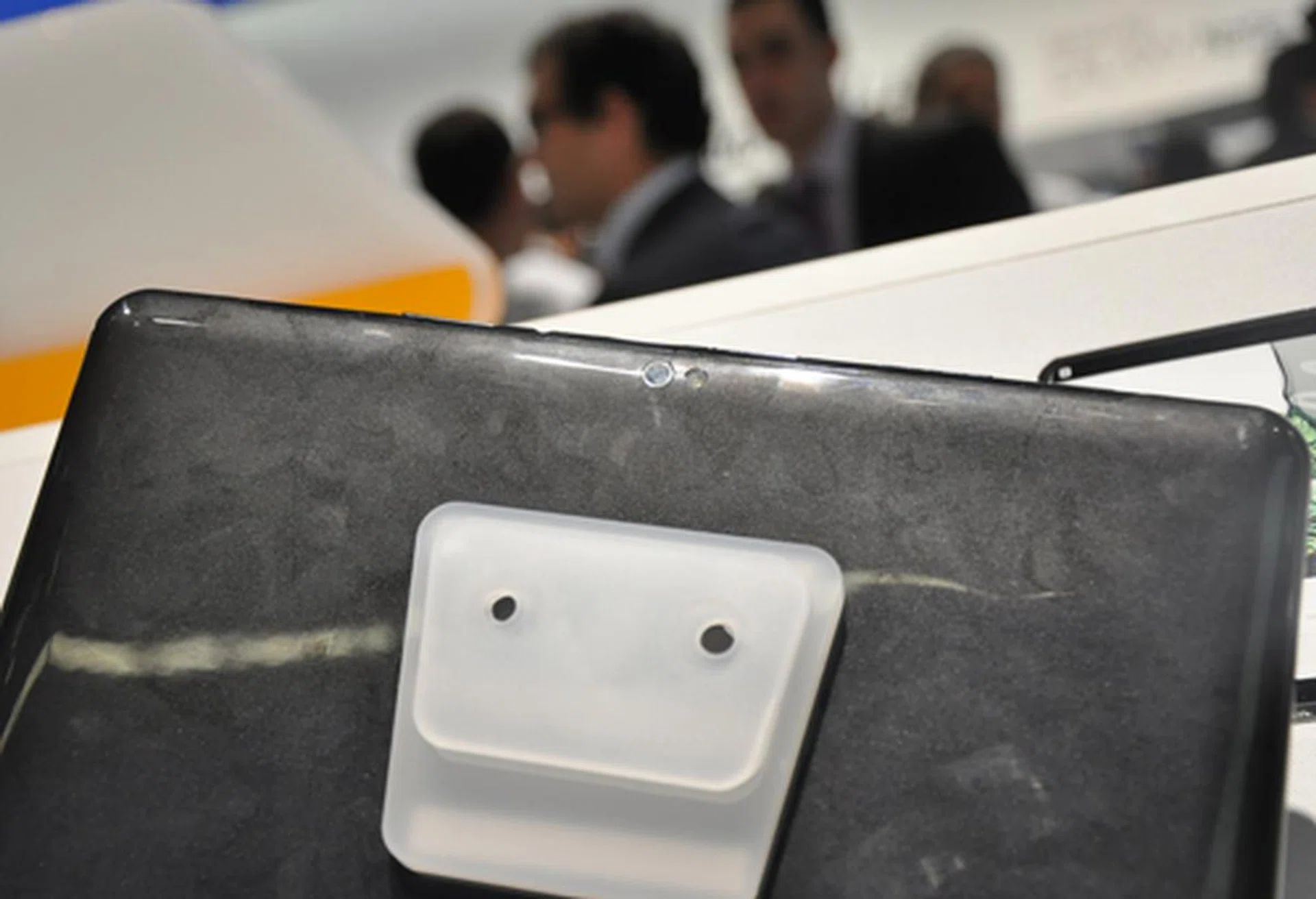 While we liked the rounded edges of the Galaxy Note 10.1 as they provided us with a good grip, we can't say the same for the glossy back that Samsung has opted for. As you can see, it is unfortunately not free from unsightly fingerprints.