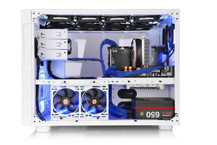 The two-chamber design allows for optimal space management and cooling performance. (Image Source: Thermaltake)