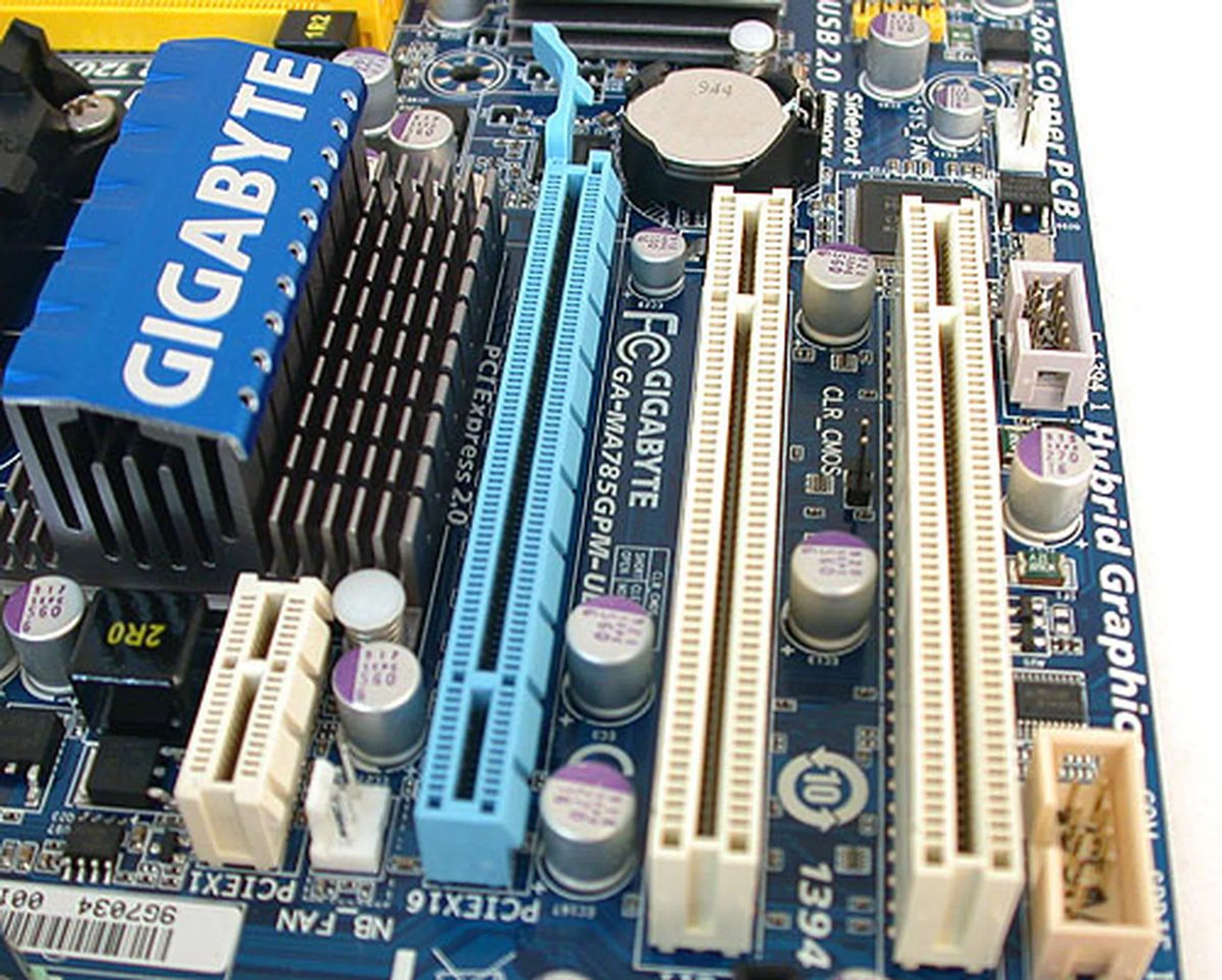 A similarly cramped looking but usable layout for the expansion slots, necessitated no doubt by the limited PCB space. 